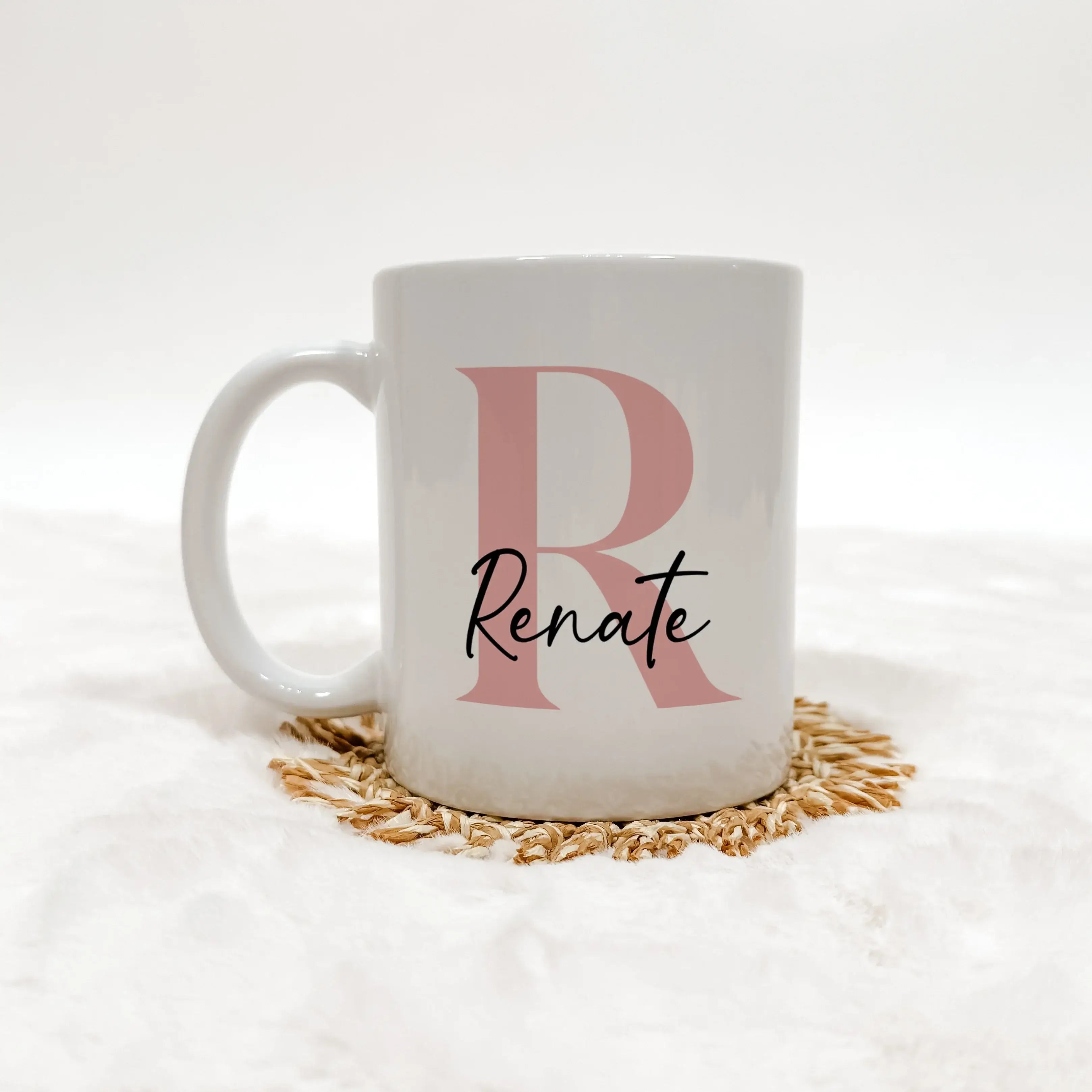 Tasse mit Namen + Initial - Keramik Tasse - famprints - Entdecke unsere Tasse mit Namen + Initial – das perfekte personalisierte Geschenk für dich oder deine Liebsten! Diese hochwertige Tasse bietet dir die Möglichkeit, sie mit deinem Wunsch-Initial und N