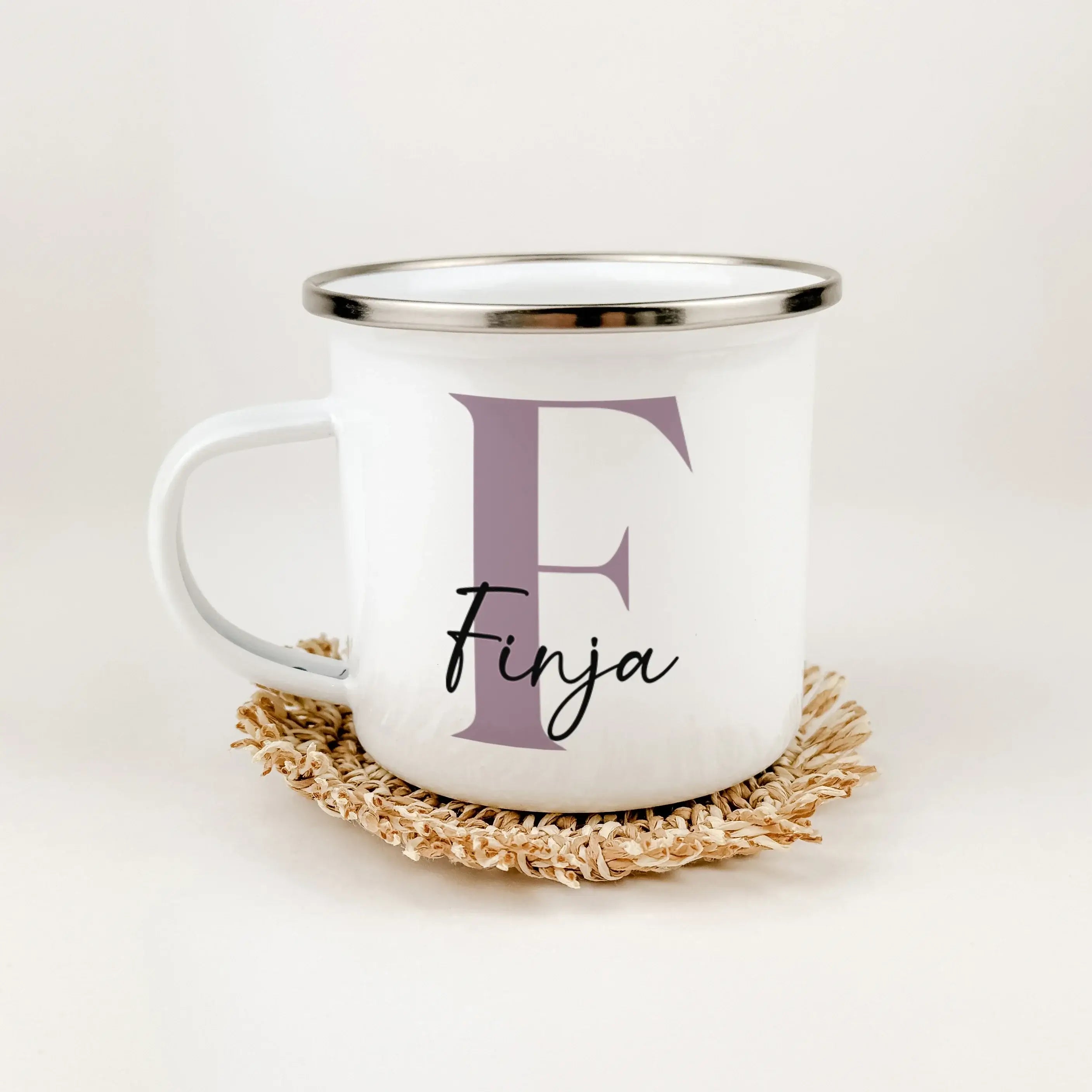 Emaille Tasse Name + Initial - Emaille Tasse - famprints - Entdecke die Emaille Tasse Name + Initial – das perfekte personalisierte Geschenk für jeden Anlass! Diese hochwertige Emaille Tasse mit 300 ml Fassungsvermögen überzeugt nicht nur durch ihr zeitlo
