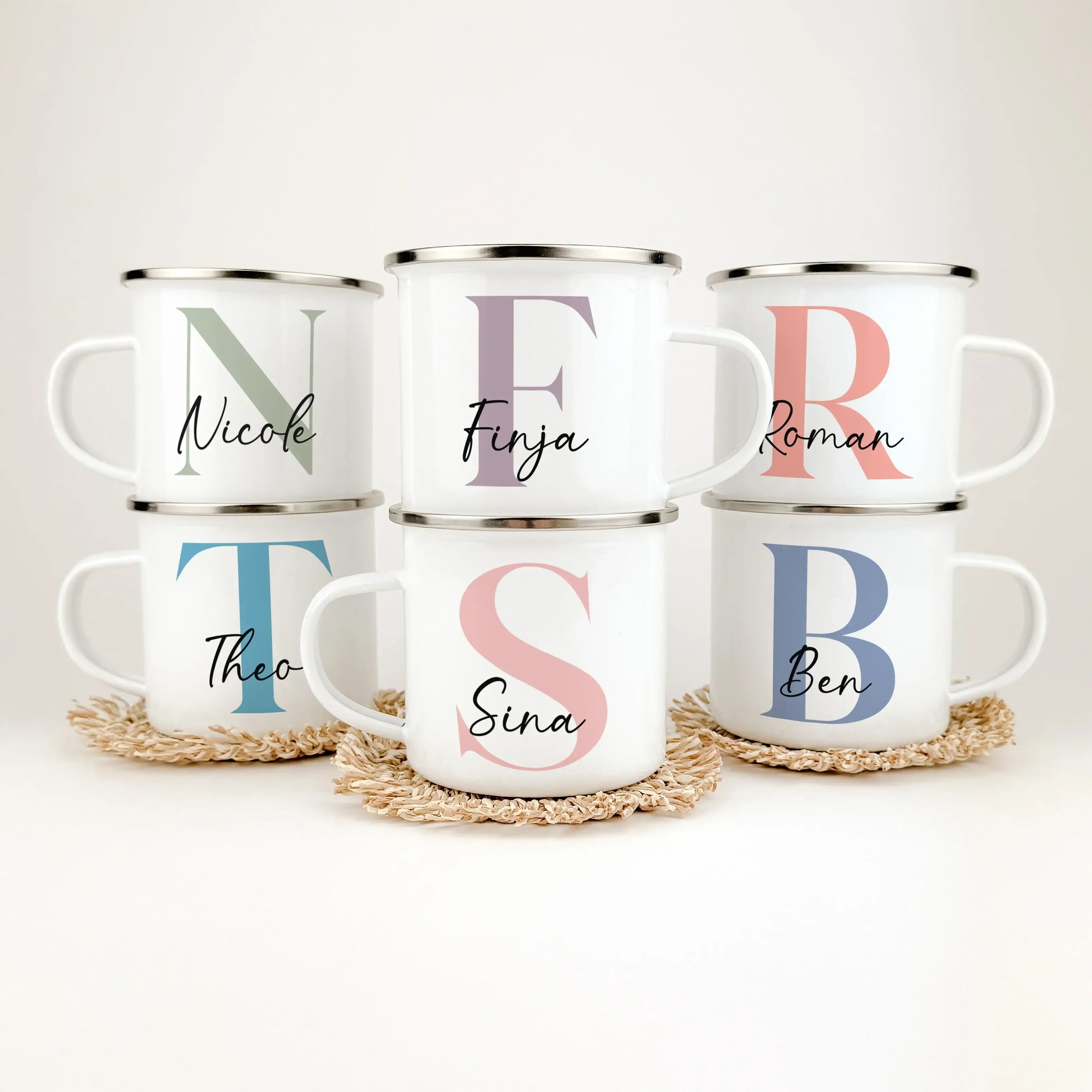 Emaille Tasse Name + Initial - Emaille Tasse - famprints - Entdecke die Emaille Tasse Name + Initial – das perfekte personalisierte Geschenk für jeden Anlass! Diese hochwertige Emaille Tasse mit 300 ml Fassungsvermögen überzeugt nicht nur durch ihr zeitlo