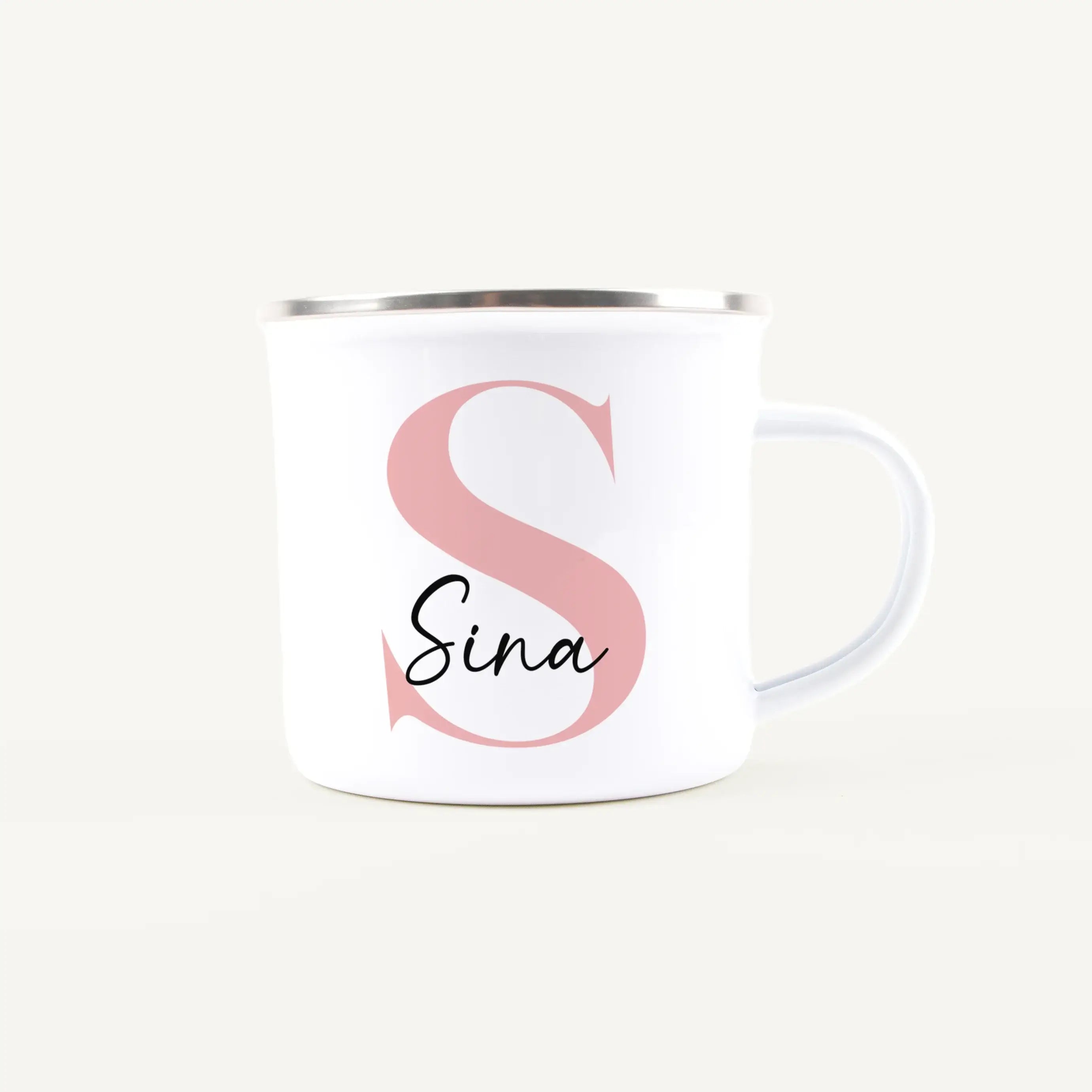 Emaille Tasse Name + Initial-Emaille Tasse-famprints-Die Emaille Tasse Name + Initial von famprints bringt persönliche Gestaltung in deinen Alltag und macht aus einem praktischen Becher ein individuelles Detail mit Wiedererkennungswert. Dein Wunschname un