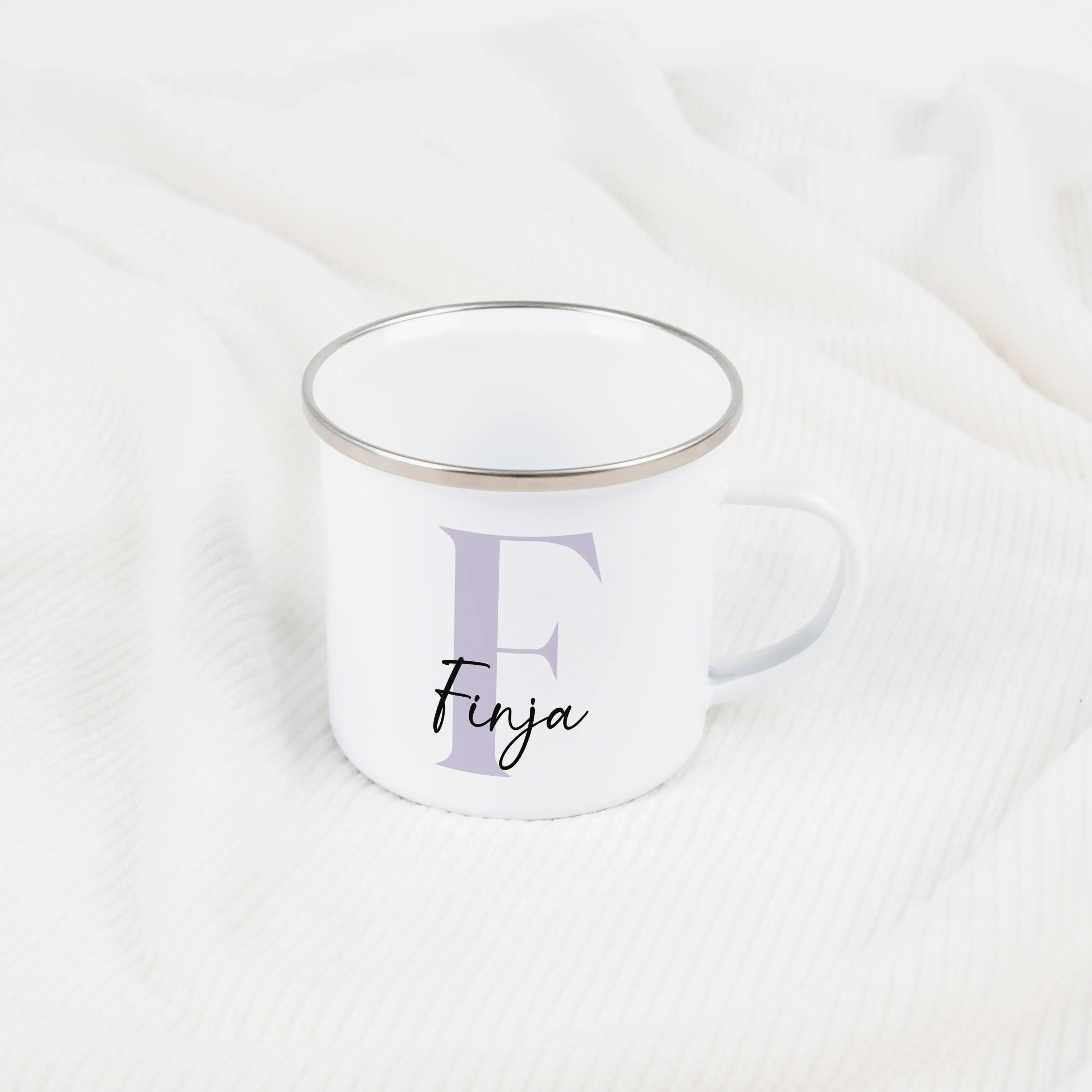 Emaille Tasse Name + Initial-Emaille Tasse-famprints-Die Emaille Tasse Name + Initial von famprints bringt persönliche Gestaltung in deinen Alltag und macht aus einem praktischen Becher ein individuelles Detail mit Wiedererkennungswert. Dein Wunschname un