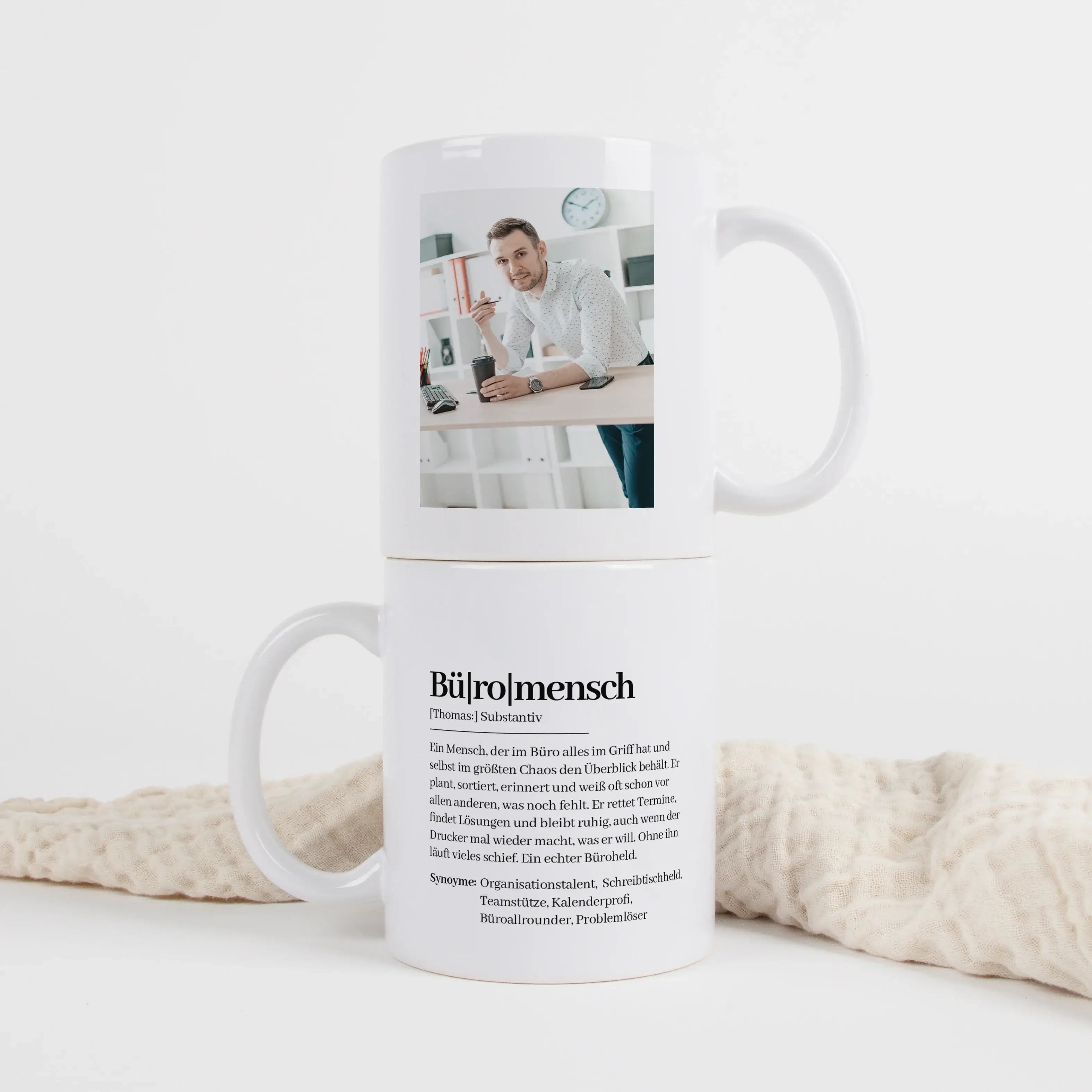Tasse Definition Büromensch-Keramik Tasse-famprints-Mit der Tasse Definition Büromensch schenkst du einem Menschen im Büroalltag ein kleines Augenzwinkern mit persönlicher Note. Der Duden Stil macht den Spruch sofort verständlich, charmant und herrlich na