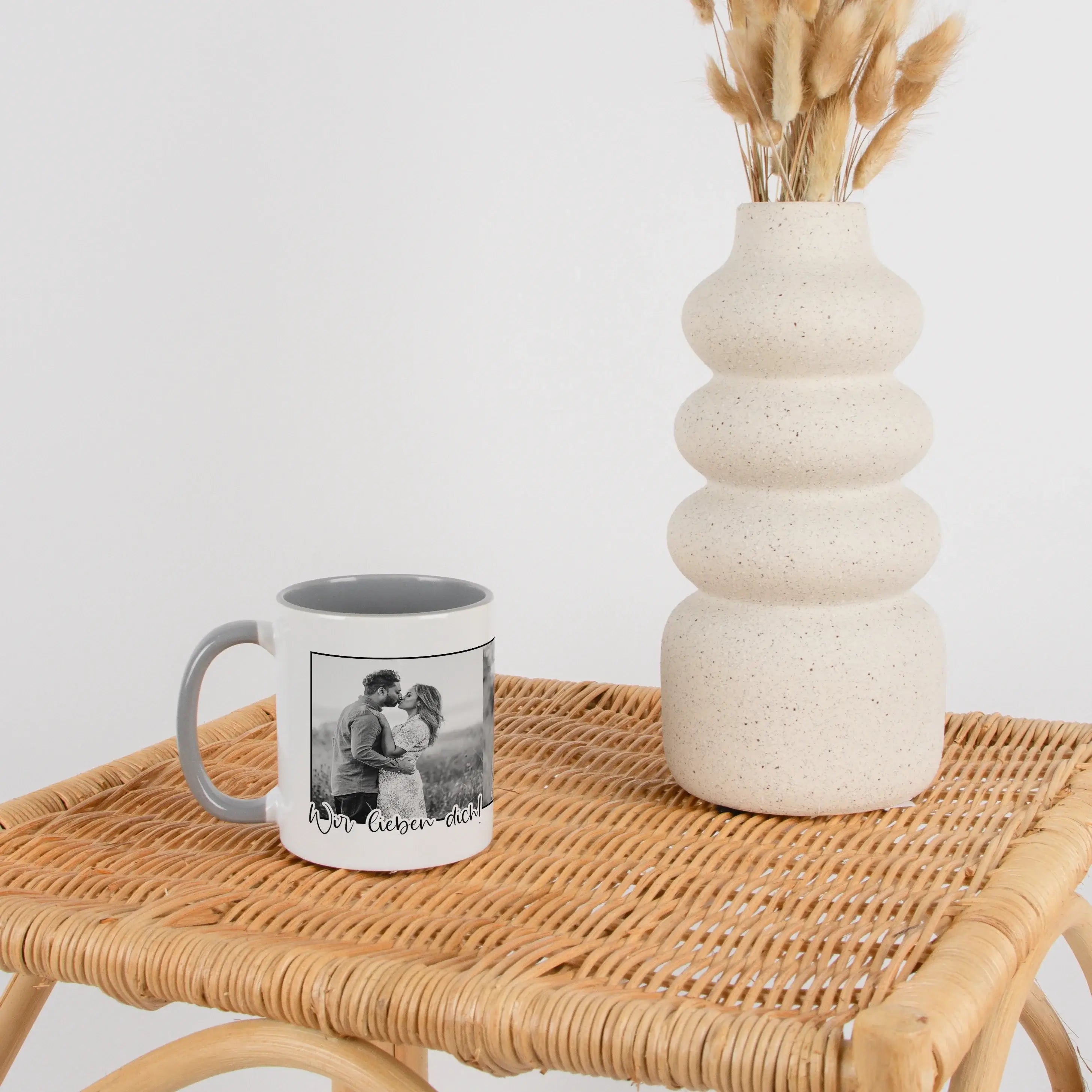 Foto Tasse mit Text-Keramik Tasse-famprints-Eine Foto Tasse mit Text ist mehr als nur ein Alltagsgegenstand – sie wird zu einem persönlichen Begleiter im Alltag. Bei famprints gestaltest du deine Tasse individuell mit bis zu drei eigenen Fotos und einem f
