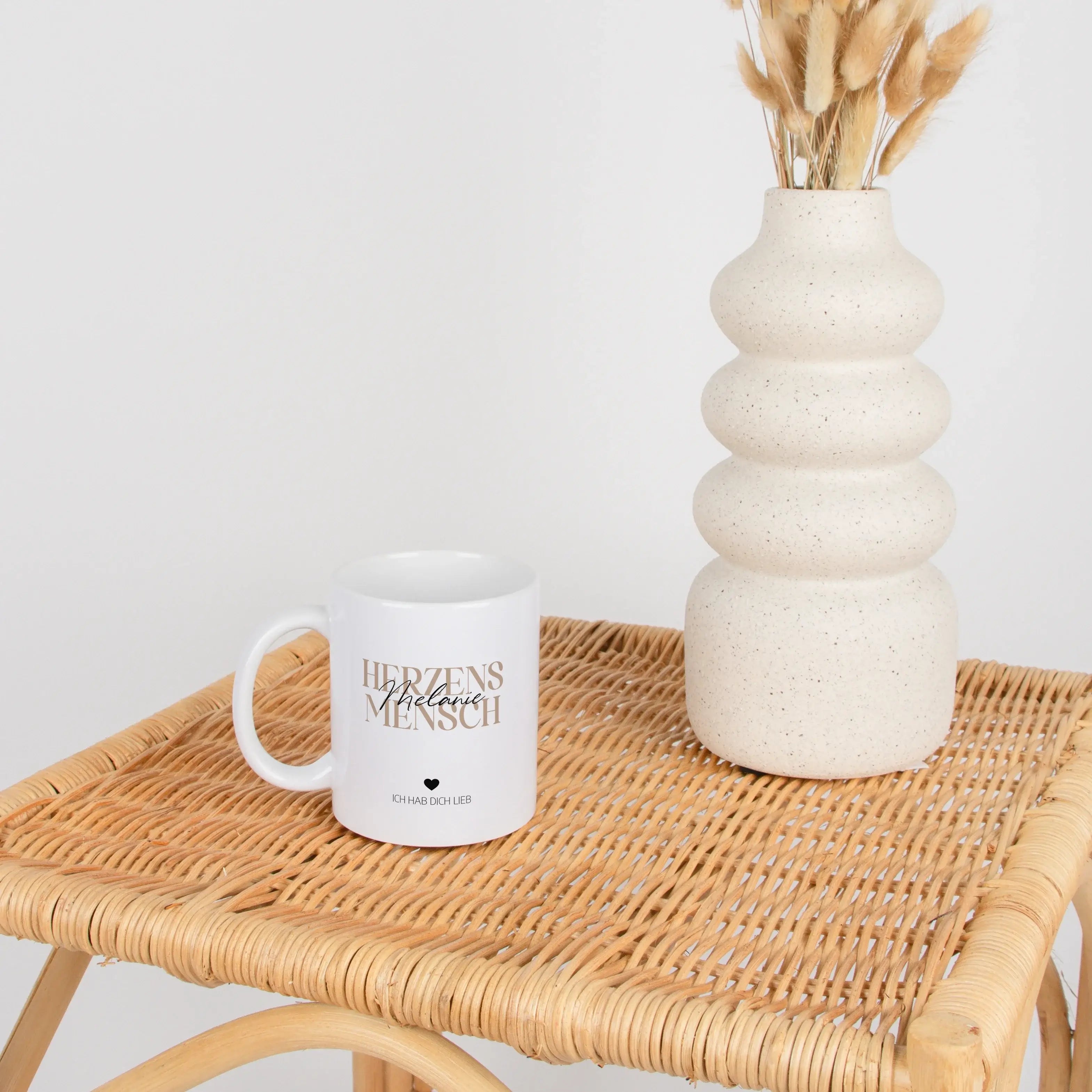 Tasse Herzensmensch-Keramik Tasse-famprints-Die Tasse Herzensmensch von famprints ist mehr als ein Alltagsgegenstand – sie wird zu einem persönlichen Geschenk mit Bedeutung. Durch die individuelle Gestaltung mit Namen und Wunschtext entsteht ein echtes Un