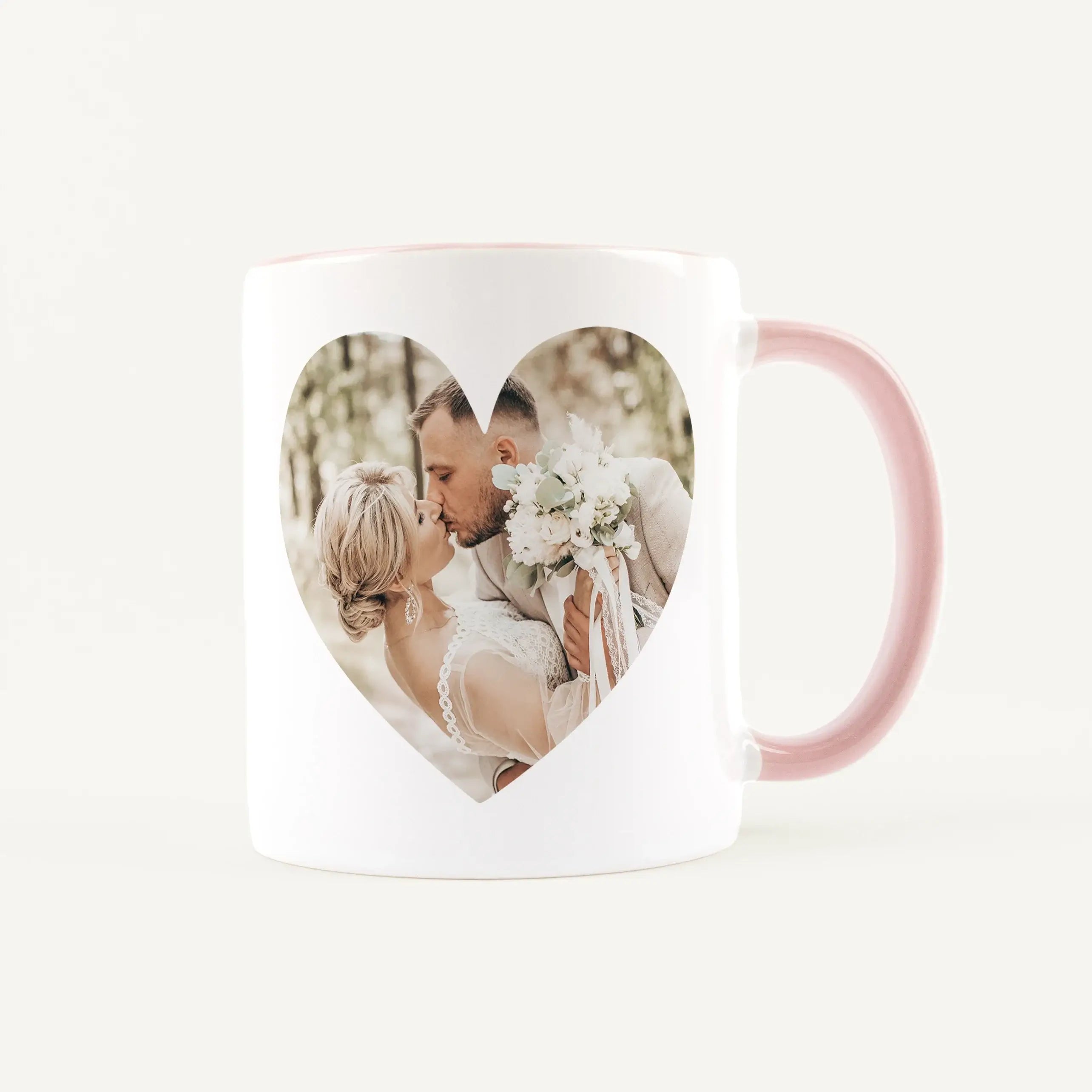 Fototasse Herz-Keramik Tasse-famprints-Die Fototasse Herz von famprints macht aus einer einfachen Tasse ein persönliches Erinnerungsstück. Dein Lieblingsfoto wird in eine Herzform integriert und direkt auf die weiße Keramiktasse gedruckt. So entsteht eine