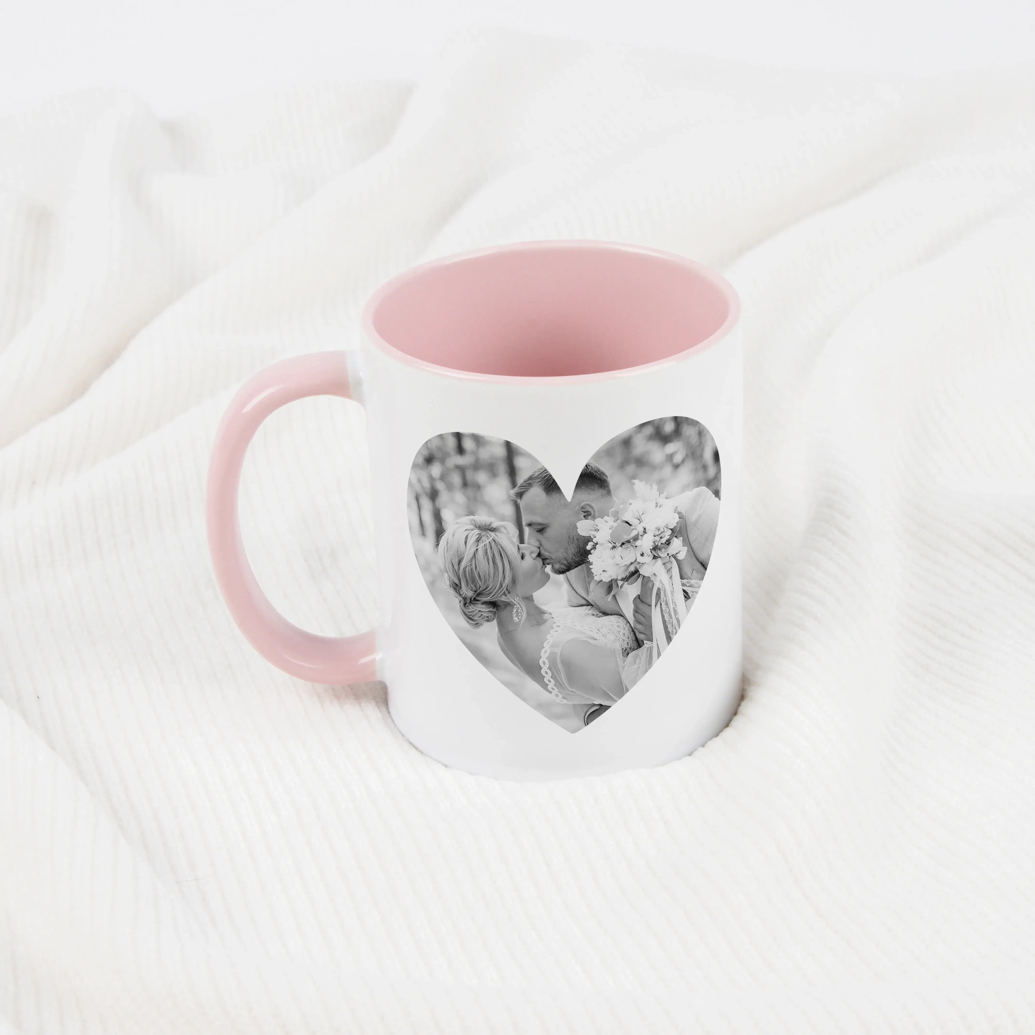 Fototasse Herz-Keramik Tasse-famprints-Die Fototasse Herz von famprints macht aus einer einfachen Tasse ein persönliches Erinnerungsstück. Dein Lieblingsfoto wird in eine Herzform integriert und direkt auf die weiße Keramiktasse gedruckt. So entsteht eine