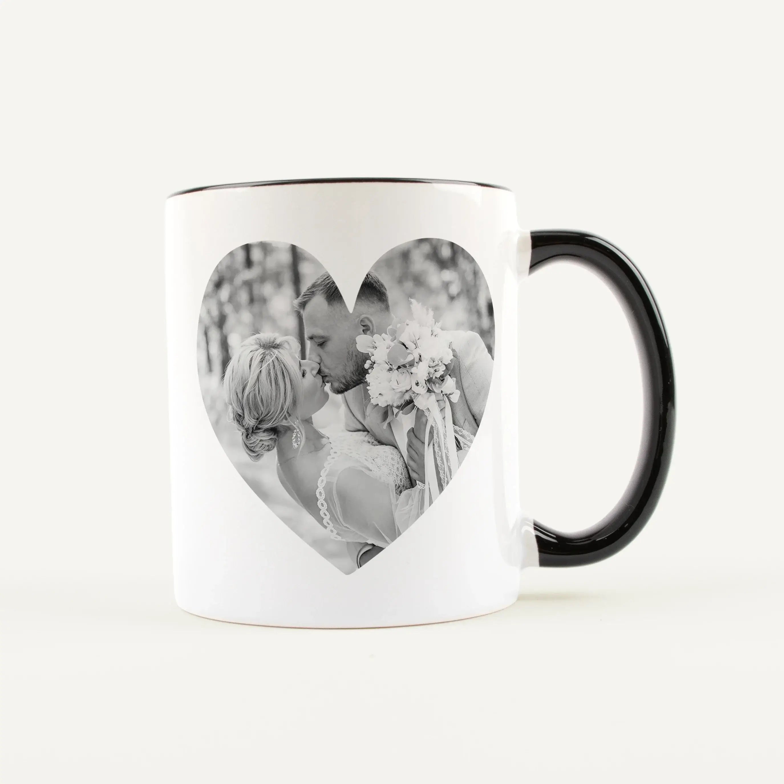 Fototasse Herz-Keramik Tasse-famprints-Die Fototasse Herz von famprints macht aus einer einfachen Tasse ein persönliches Erinnerungsstück. Dein Lieblingsfoto wird in eine Herzform integriert und direkt auf die weiße Keramiktasse gedruckt. So entsteht eine