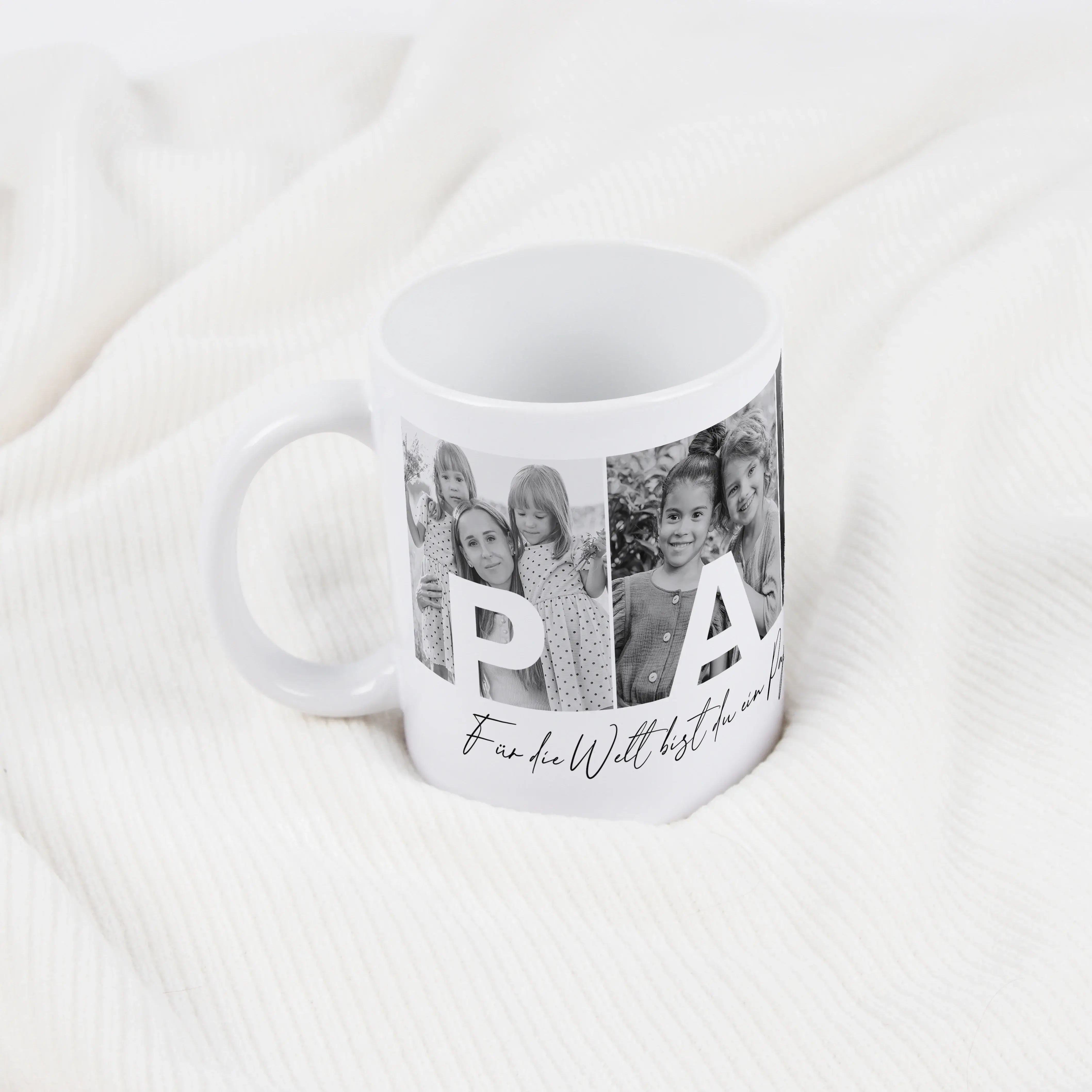 Fototasse Papa + Text-Keramik Tasse-famprints-Die Fototasse Papa + Text ist eine persönliche Geschenkidee für Väter, die Erinnerungen sichtbar macht. Auf der Tasse werden vier deiner Lieblingsfotos platziert, sodass jedes Bild einen Buchstaben von Papa tr