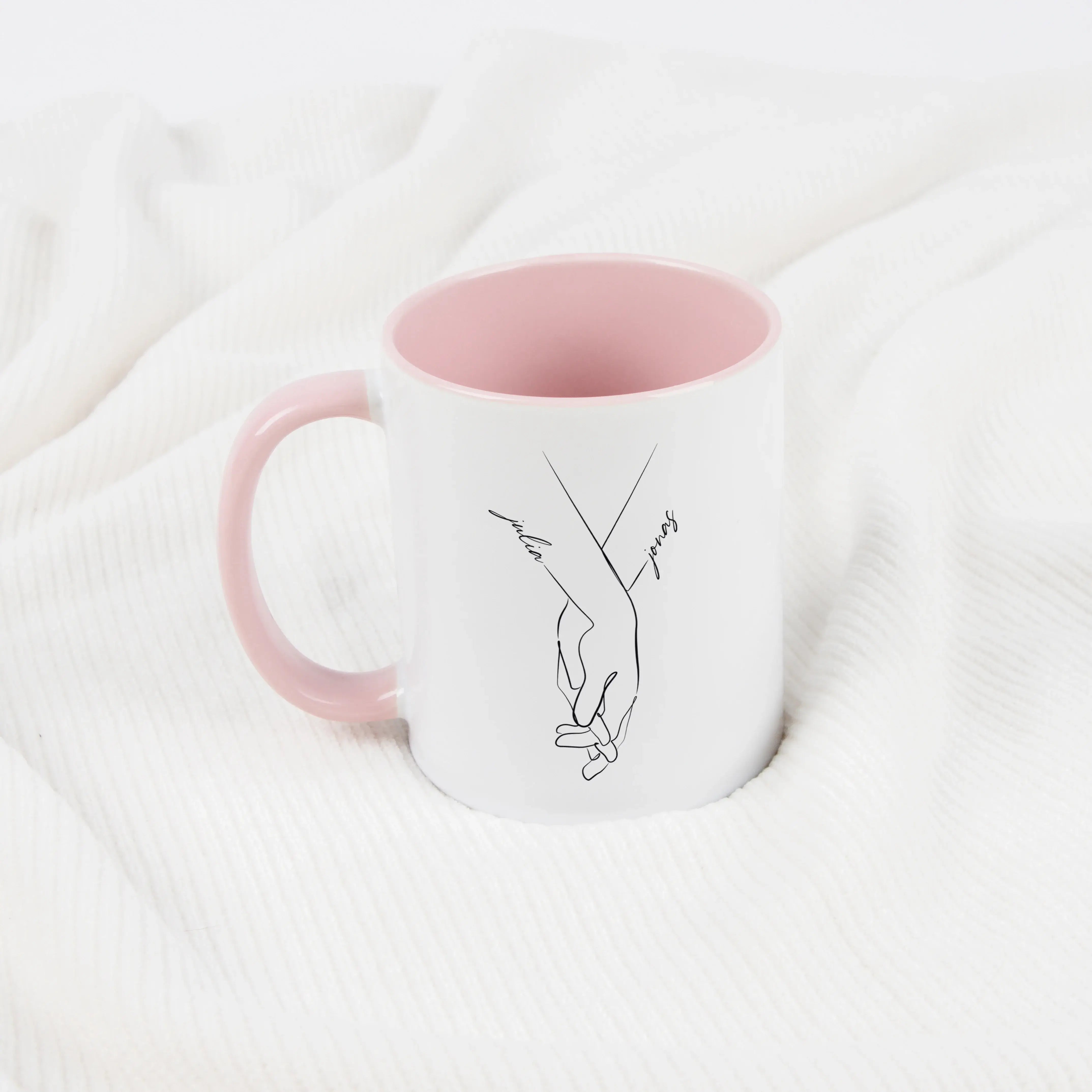 Tasse Hand in Hand-Keramik Tasse-famprints-Tasse Hand in Hand von famprints ist eine persönliche Tasse für Paare, die ein schlichtes Motiv mit Bedeutung suchen. Zwei ineinandergreifende Hände stehen für Verbundenheit, während die Namen direkt in das Desig