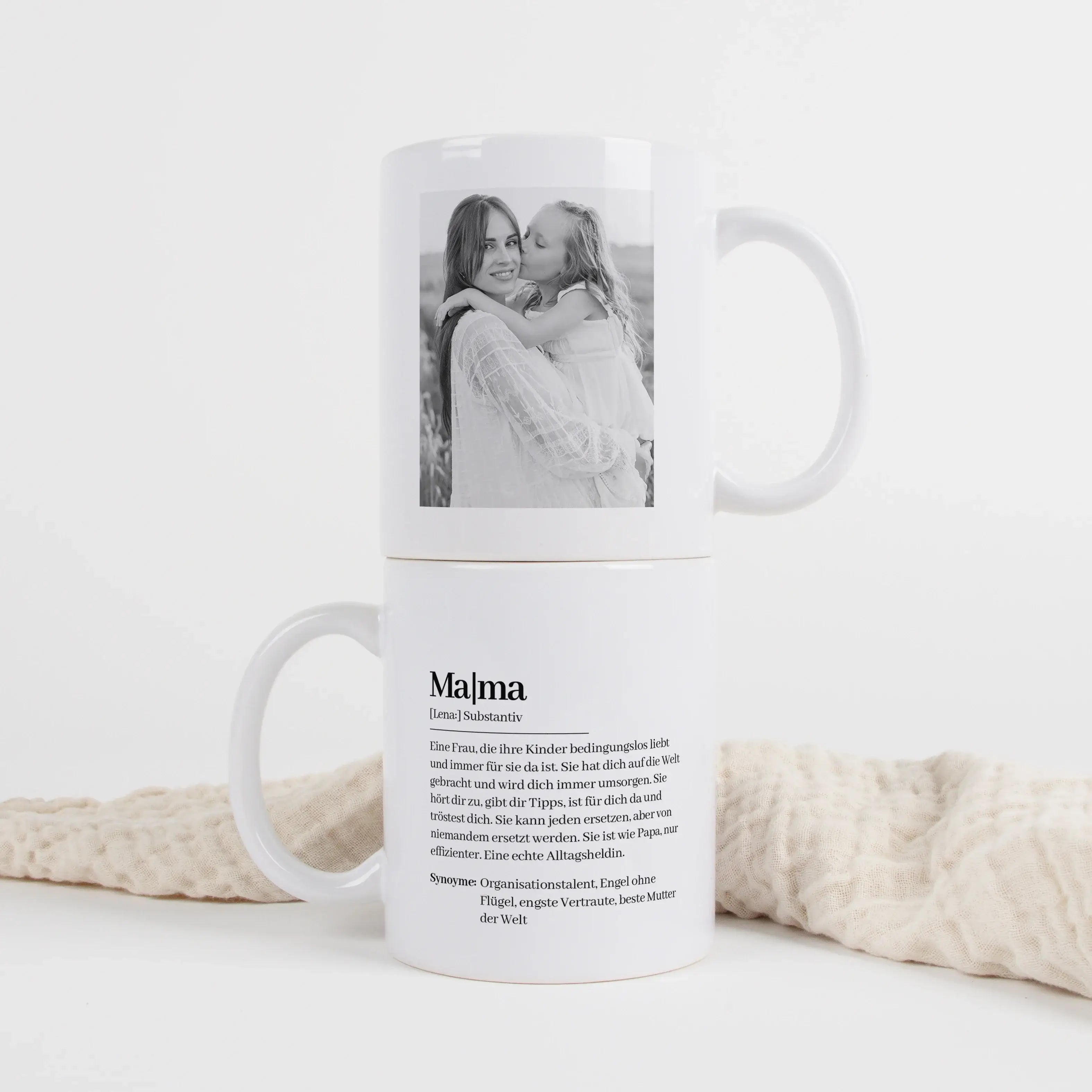 Tasse Definition Mama-Keramik Tasse-famprints-Die Tasse Definition Mama von famprints ist eine persönliche Geschenkidee für deine Mama. Das Design im Duden Stil verbindet eine liebevolle Mama Definition mit einem schlichten, zeitlosen Look und macht aus e