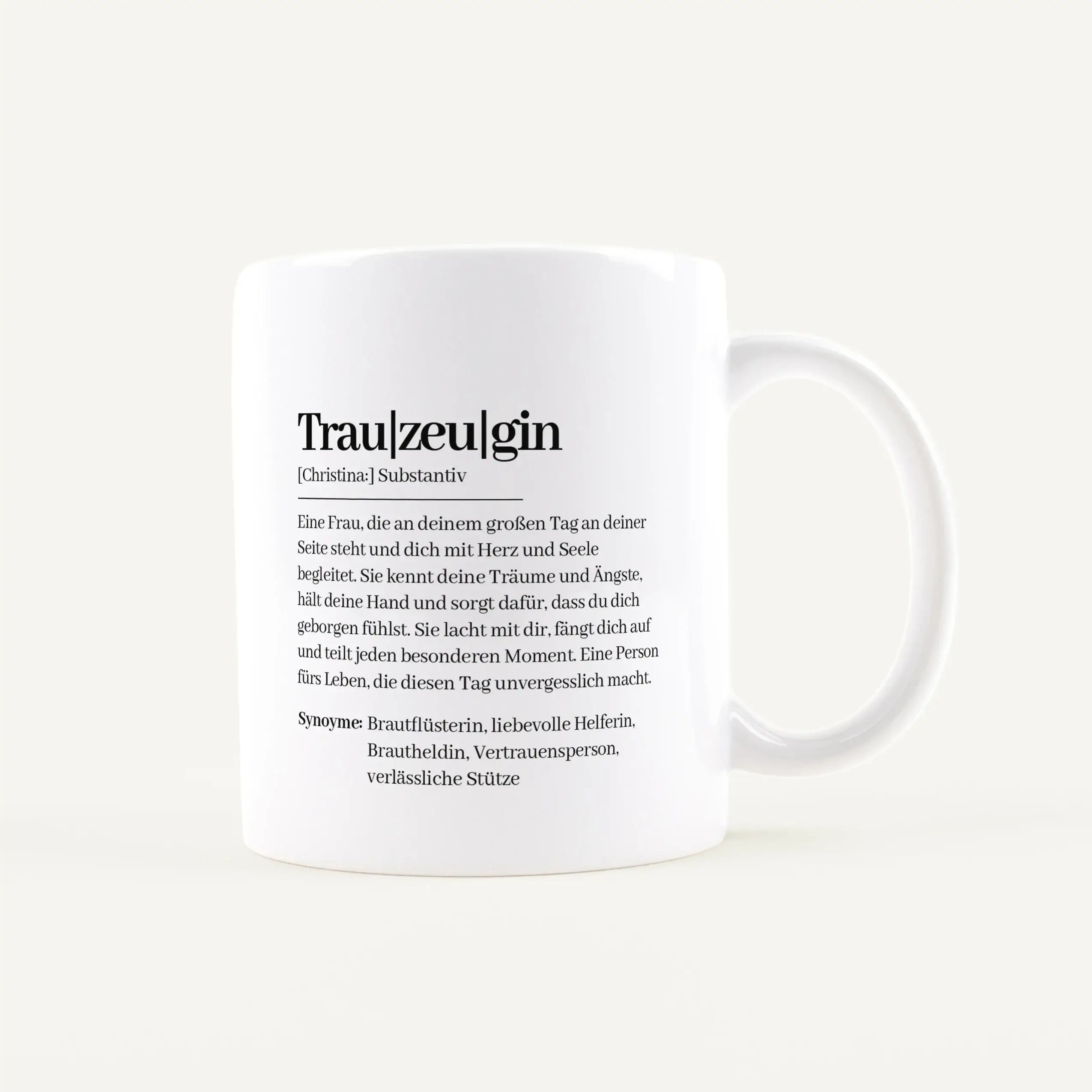 Tasse Definition Trauzeugin-Keramik Tasse-famprints-Die Tasse Definition Trauzeugin von famprints ist ein persönliches Geschenk für einen ganz besonderen Menschen an deiner Seite. Auf der weißen Tasse steht eine liebevolle Definition im Duden Stil, die de