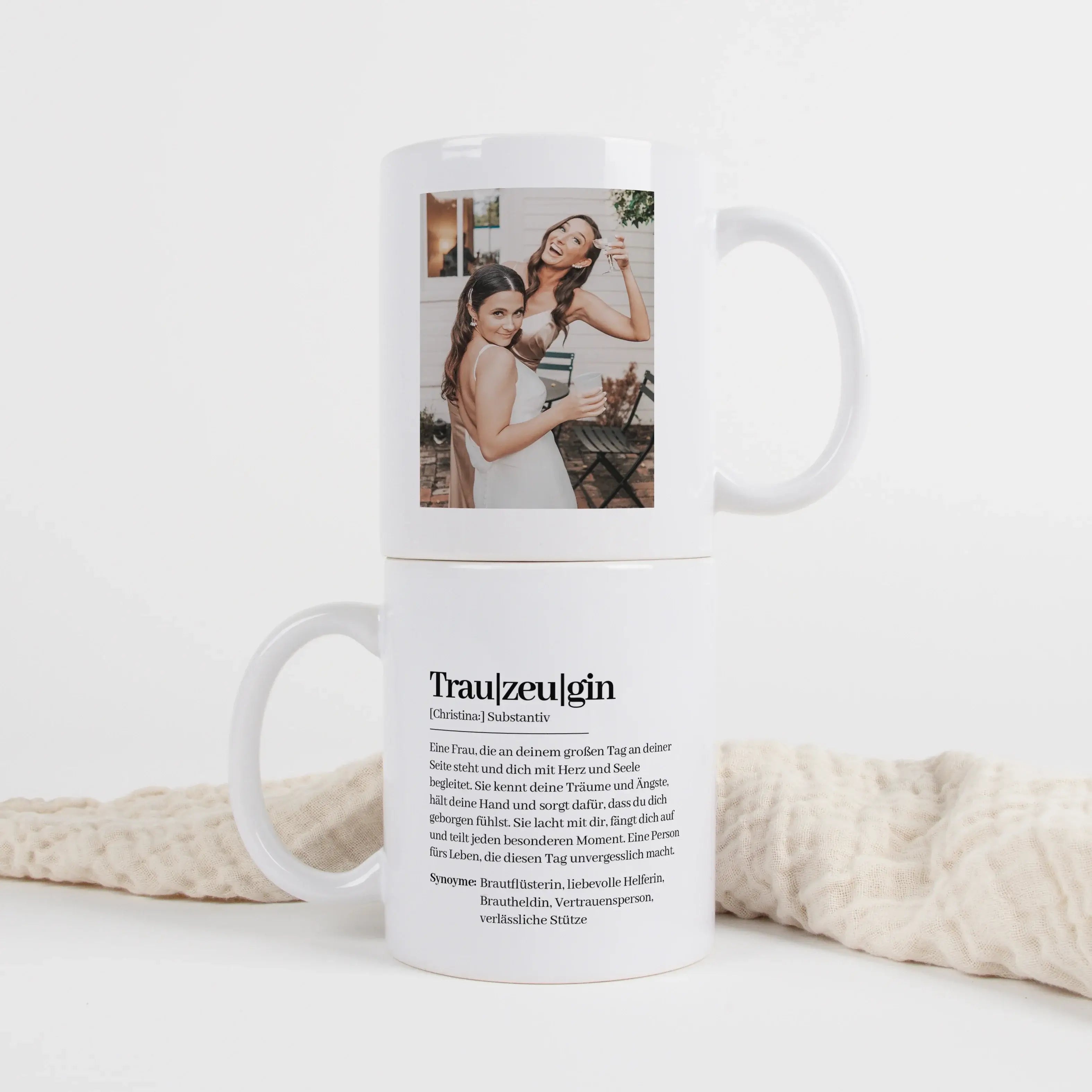 Tasse Definition Trauzeugin-Keramik Tasse-famprints-Die Tasse Definition Trauzeugin von famprints ist ein persönliches Geschenk für einen ganz besonderen Menschen an deiner Seite. Auf der weißen Tasse steht eine liebevolle Definition im Duden Stil, die de