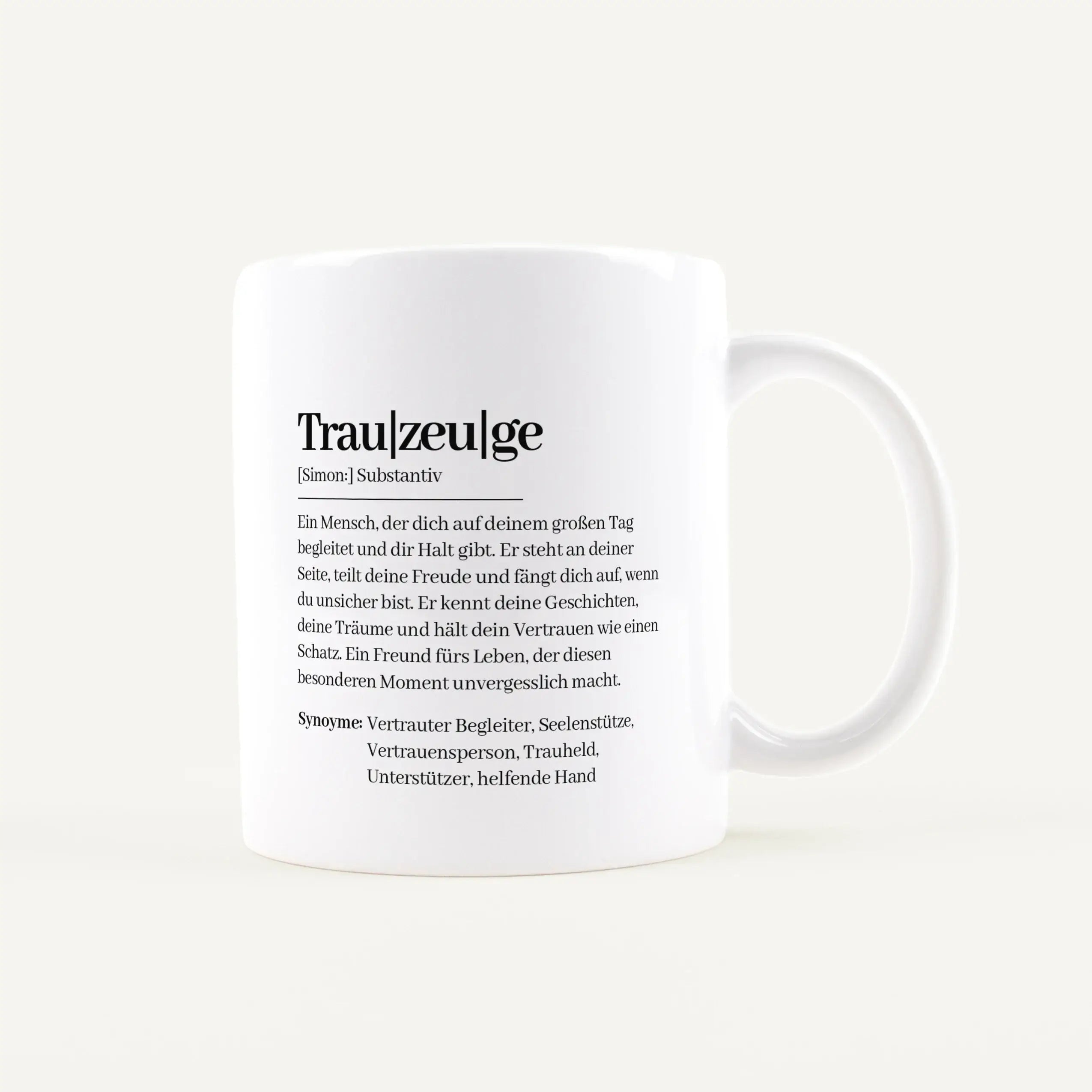 Tasse Definition Trauzeuge-Keramik Tasse-famprints-Die Tasse Definition Trauzeuge ist eine persönliche Geschenkidee für einen Menschen, der an deinem großen Tag eine besondere Rolle spielt. Auf der weißen Tasse steht eine liebevolle Definition im Duden St