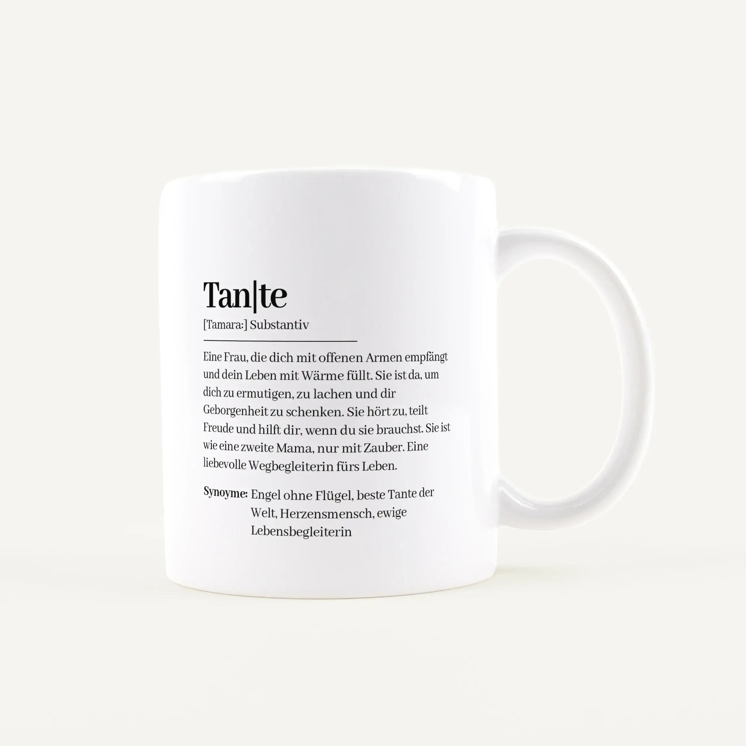 Tasse Definition Tante-Keramik Tasse-famprints-Die Tasse Definition Tante ist eine persönliche Geschenkidee für einen Menschen, der im Alltag einfach dazugehört. Das Design im Duden Stil bringt mit liebevollen Worten auf den Punkt, was deine Tante für dic