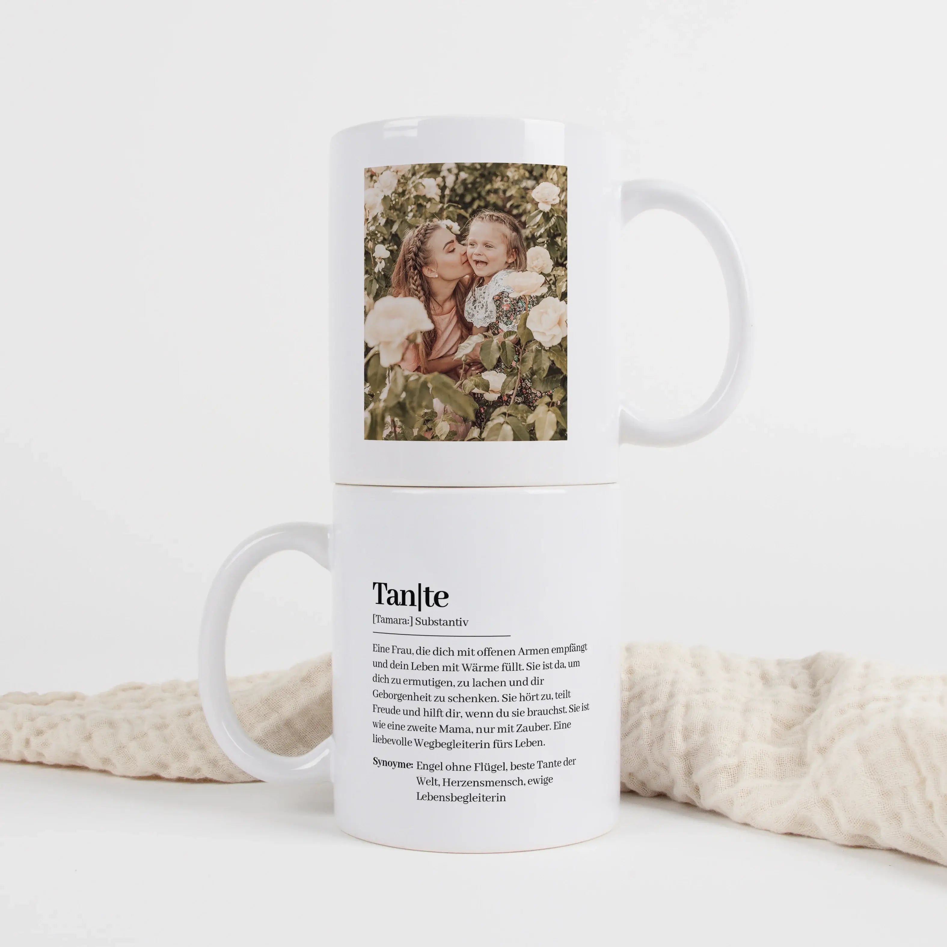 Tasse Definition Tante-Keramik Tasse-famprints-Die Tasse Definition Tante ist eine persönliche Geschenkidee für einen Menschen, der im Alltag einfach dazugehört. Das Design im Duden Stil bringt mit liebevollen Worten auf den Punkt, was deine Tante für dic