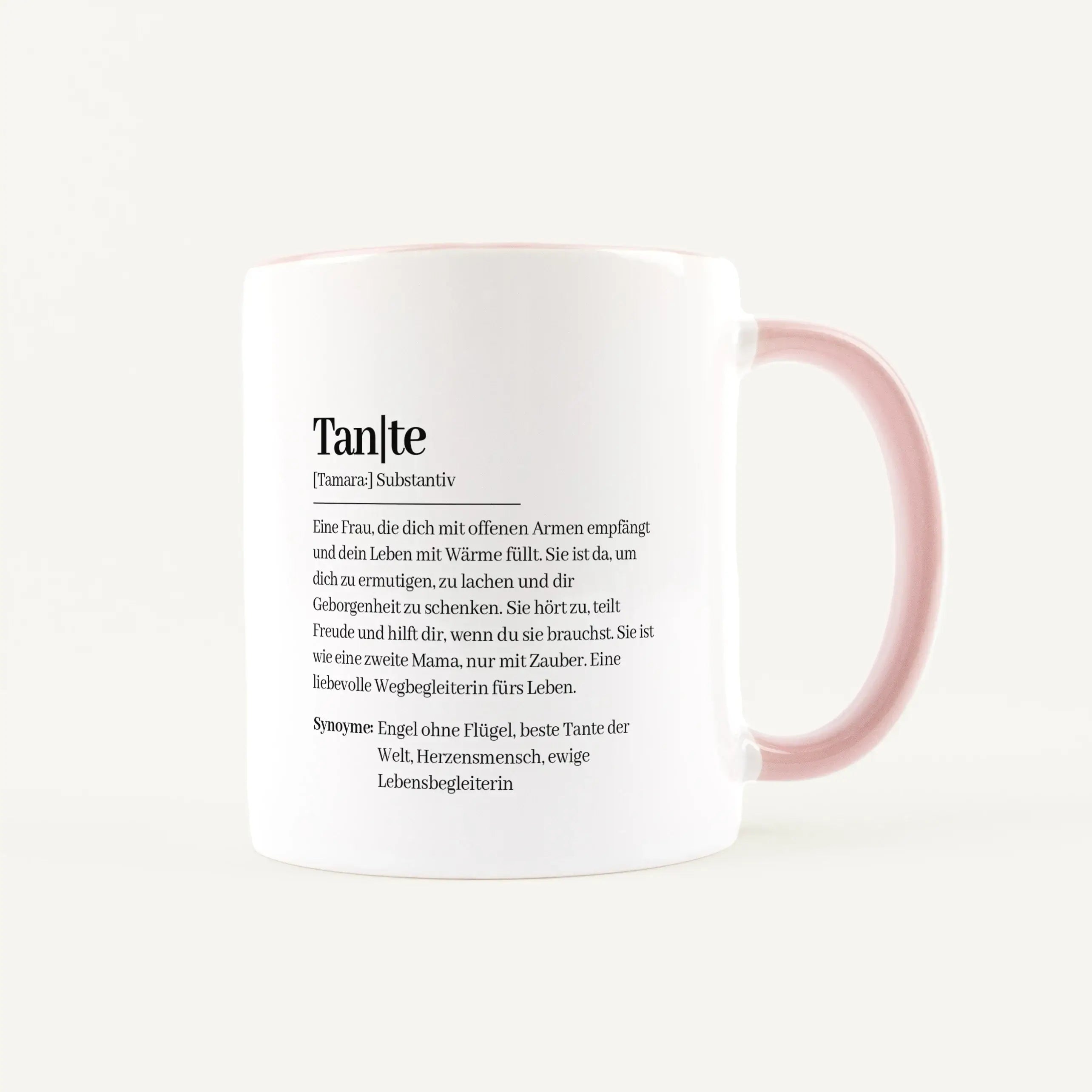 Tasse Definition Tante-Keramik Tasse-famprints-Die Tasse Definition Tante ist eine persönliche Geschenkidee für einen Menschen, der im Alltag einfach dazugehört. Das Design im Duden Stil bringt mit liebevollen Worten auf den Punkt, was deine Tante für dic