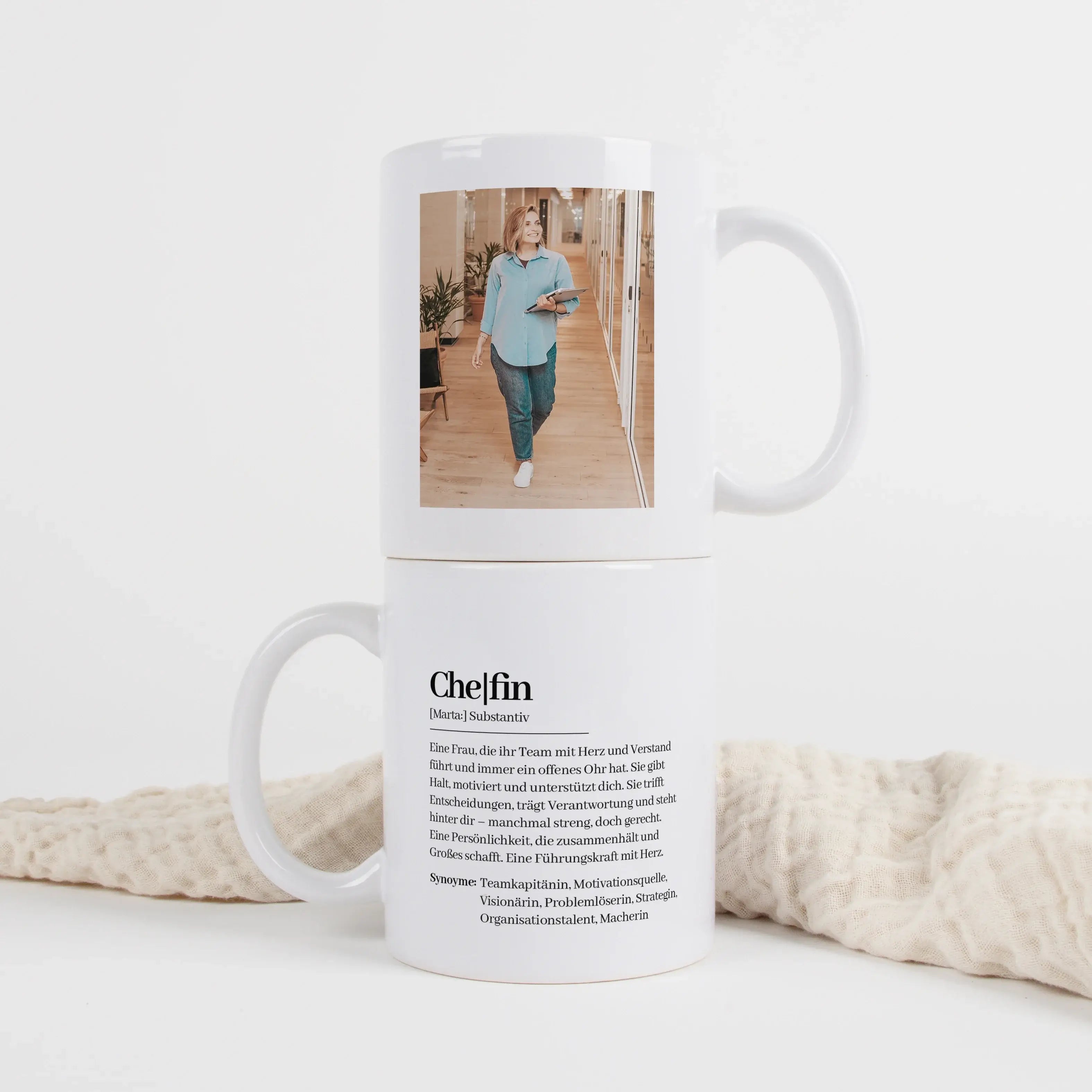 Tasse Definition Chefin-Keramik Tasse-famprints-Die Tasse Definition Chefin ist eine persönliche Geschenkidee für alle, die ihrer Vorgesetzten auf besondere Weise Danke sagen möchten. Der liebevoll formulierte Text im Duden Stil macht aus einer herkömmlic