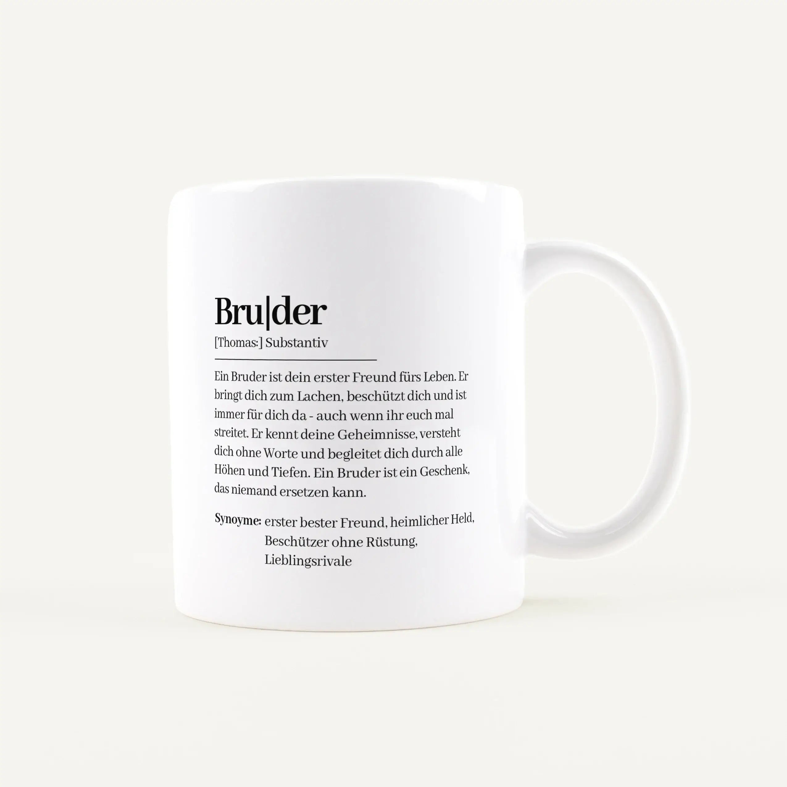 Tasse Definition Bruder-Keramik Tasse-famprints-Die Tasse Definition Bruder ist mehr als eine klassische Spruchtasse: Sie macht aus einem Alltagsmoment eine persönliche Erinnerung. Auf der weißen Tasse steht eine liebevolle Bruder-Definition im Duden Stil