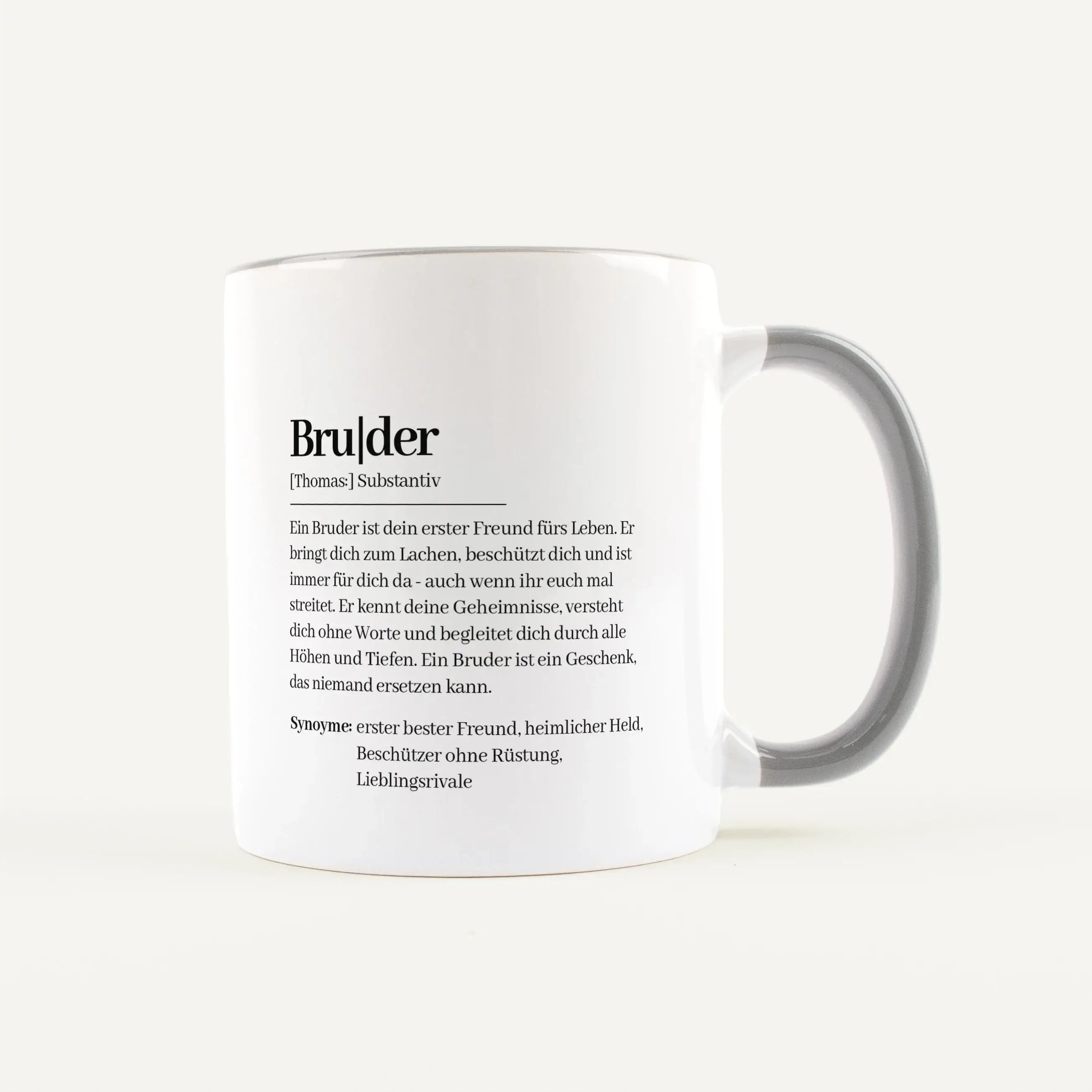 Tasse Definition Bruder-Keramik Tasse-famprints-Die Tasse Definition Bruder ist mehr als eine klassische Spruchtasse: Sie macht aus einem Alltagsmoment eine persönliche Erinnerung. Auf der weißen Tasse steht eine liebevolle Bruder-Definition im Duden Stil