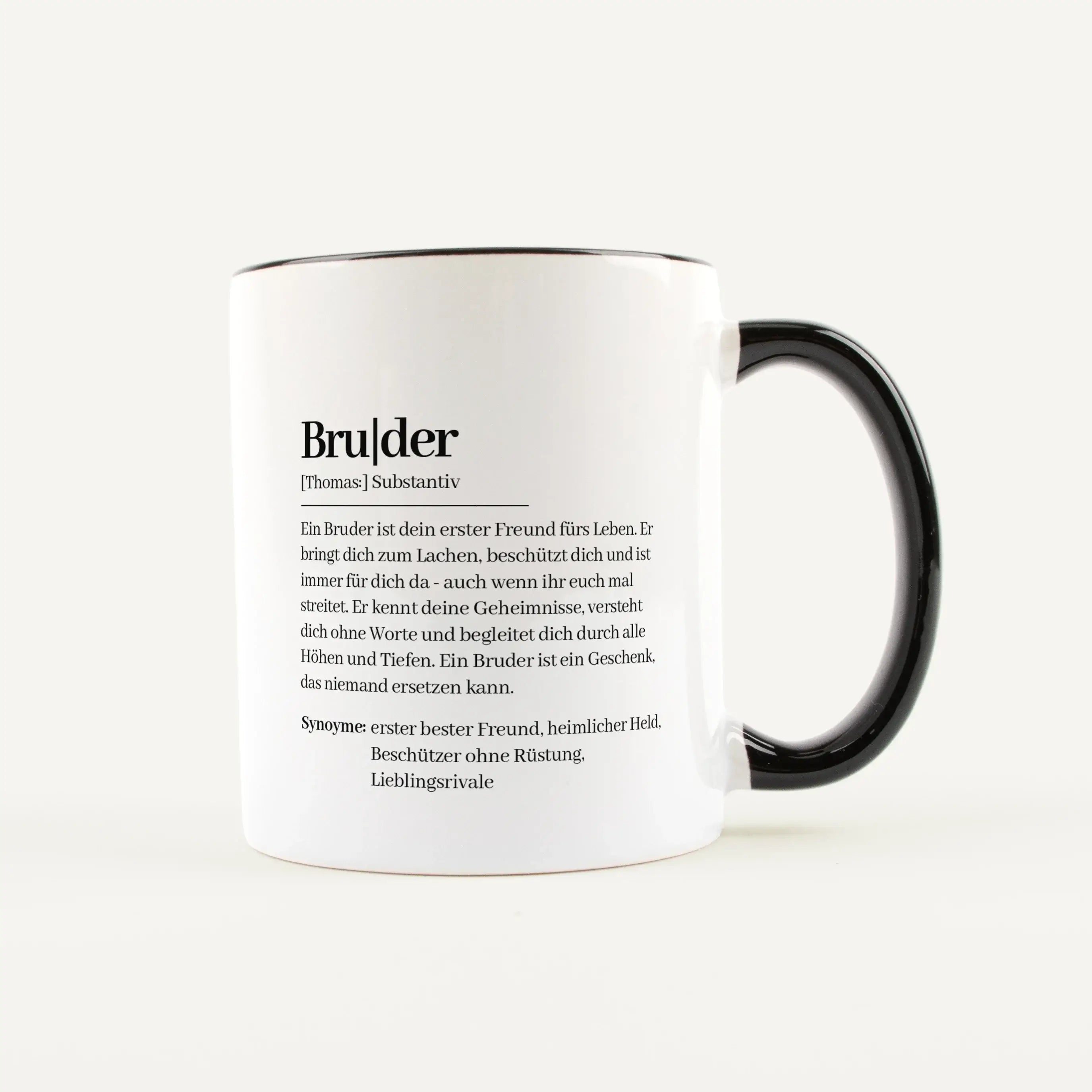 Tasse Definition Bruder-Keramik Tasse-famprints-Die Tasse Definition Bruder ist mehr als eine klassische Spruchtasse: Sie macht aus einem Alltagsmoment eine persönliche Erinnerung. Auf der weißen Tasse steht eine liebevolle Bruder-Definition im Duden Stil