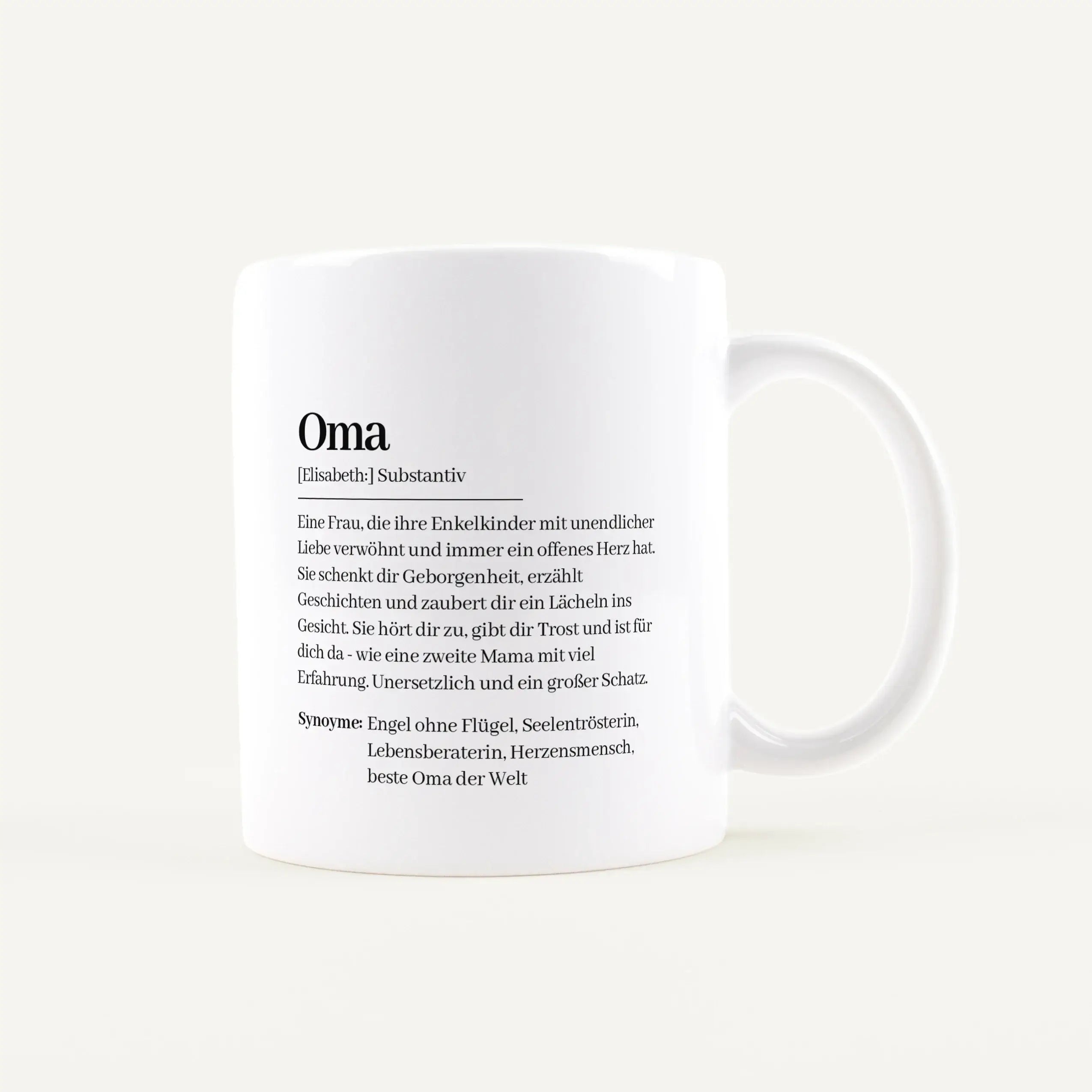 Tasse Definition Oma-Keramik Tasse-famprints-Mit der Tasse Definition Oma gestaltest du ein Geschenk, das persönlich wirkt und im Alltag genutzt wird. Das Design erinnert an einen Wörterbucheintrag und beschreibt deine Oma auf liebevolle Weise im Duden St