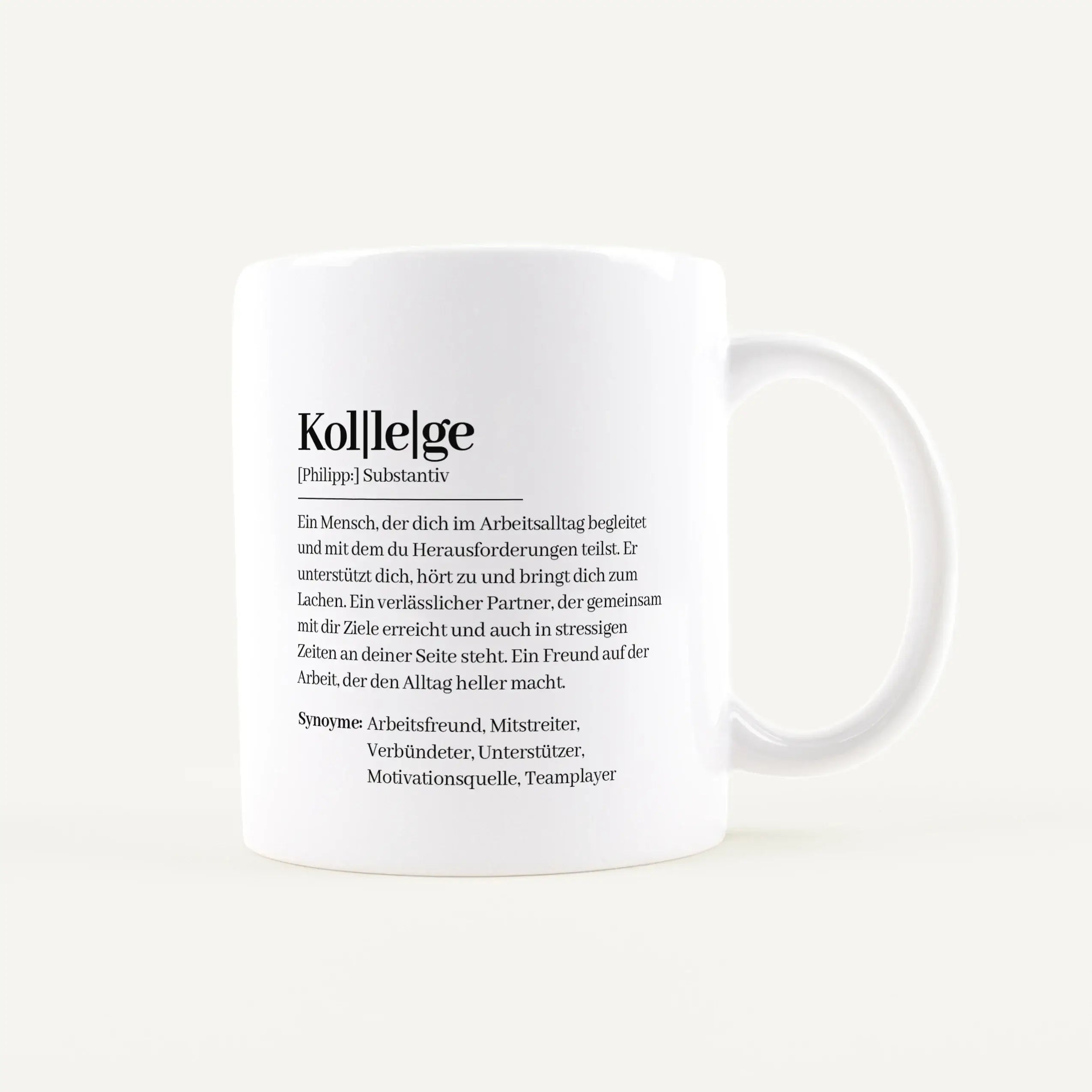 Tasse Definition Kollege-Keramik Tasse-famprints-Die Tasse Definition Kollege ist eine persönliche Geschenkidee für einen Menschen, der den Arbeitsalltag jeden Tag ein bisschen besser macht. Im liebevollen Duden Stil beschreibt sie deinen Kollegen mit Wor