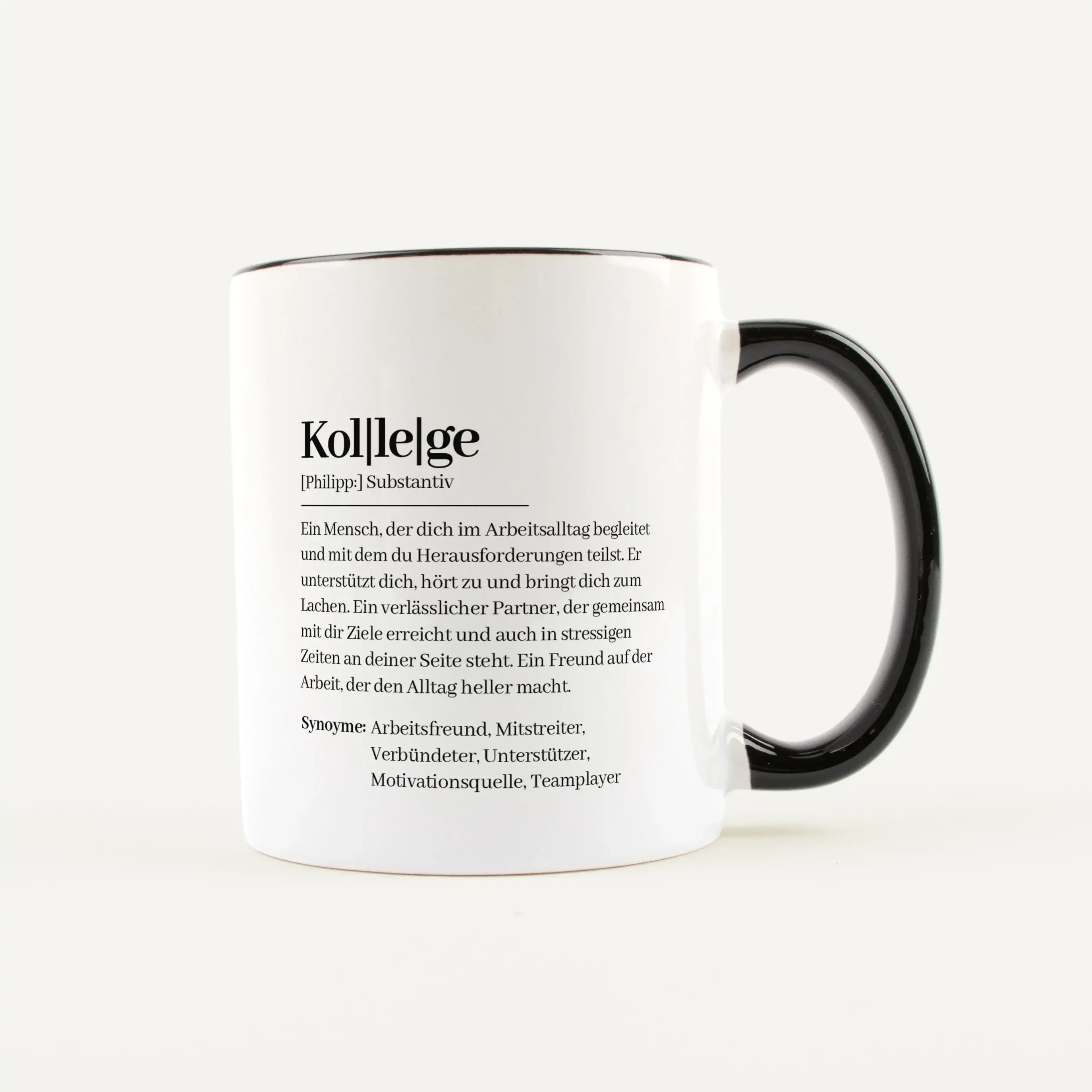 Tasse Definition Kollege-Keramik Tasse-famprints-Die Tasse Definition Kollege ist eine persönliche Geschenkidee für einen Menschen, der den Arbeitsalltag jeden Tag ein bisschen besser macht. Im liebevollen Duden Stil beschreibt sie deinen Kollegen mit Wor