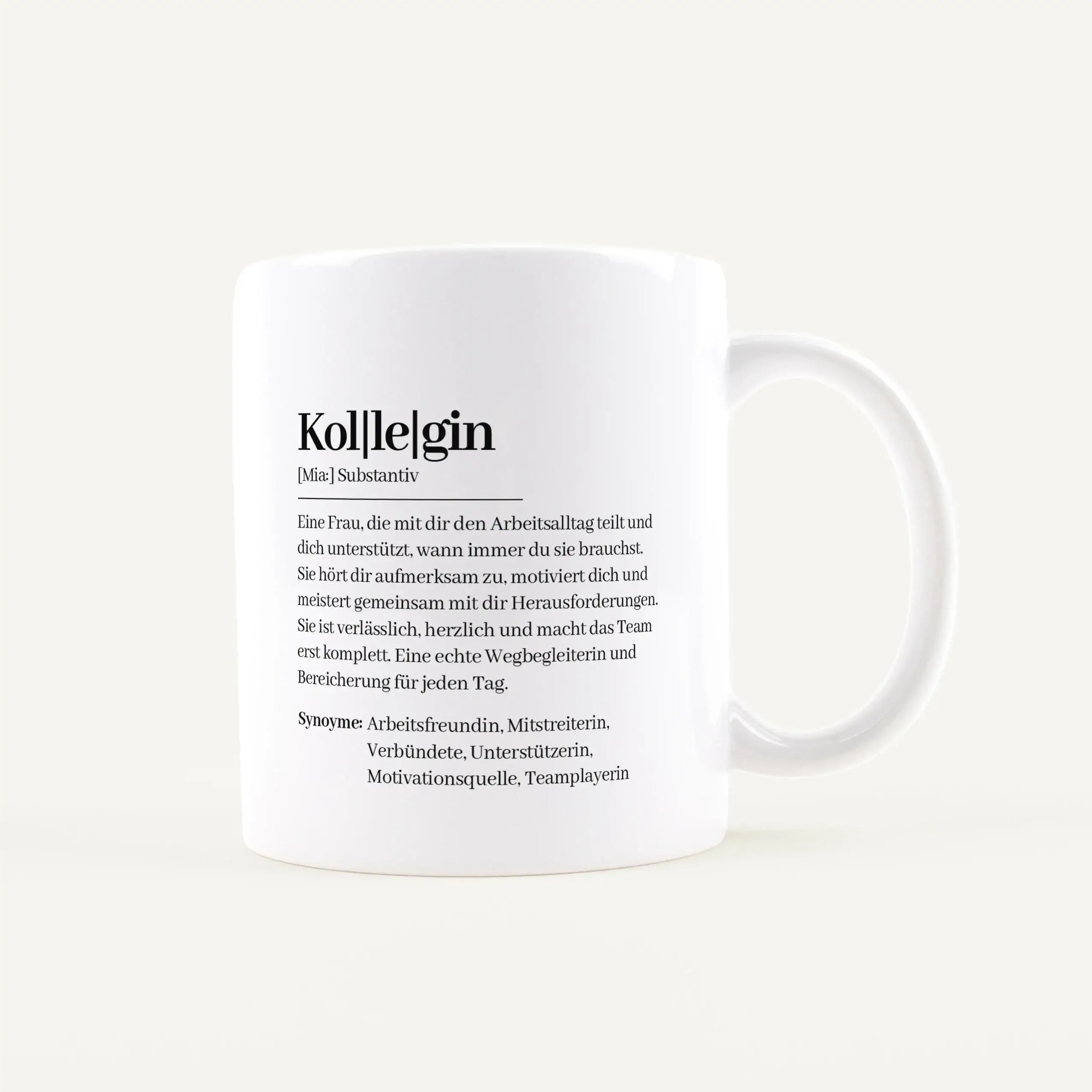 Tasse Definition Kollegin-Keramik Tasse-famprints-Die Tasse Definition Kollegin ist mehr als eine kleine Aufmerksamkeit für den Schreibtisch: Sie macht aus einem Alltagsmoment ein persönliches Geschenk mit Bedeutung. Der liebevolle Definitionstext im Dude