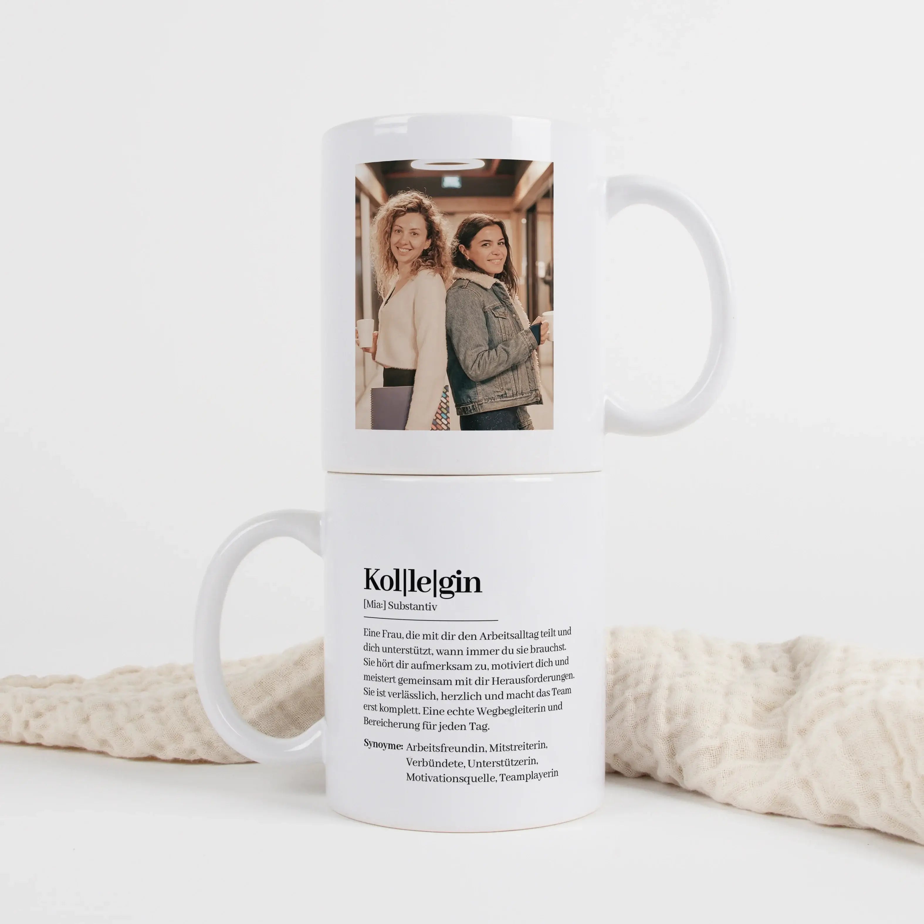 Tasse Definition Kollegin-Keramik Tasse-famprints-Die Tasse Definition Kollegin ist mehr als eine kleine Aufmerksamkeit für den Schreibtisch: Sie macht aus einem Alltagsmoment ein persönliches Geschenk mit Bedeutung. Der liebevolle Definitionstext im Dude