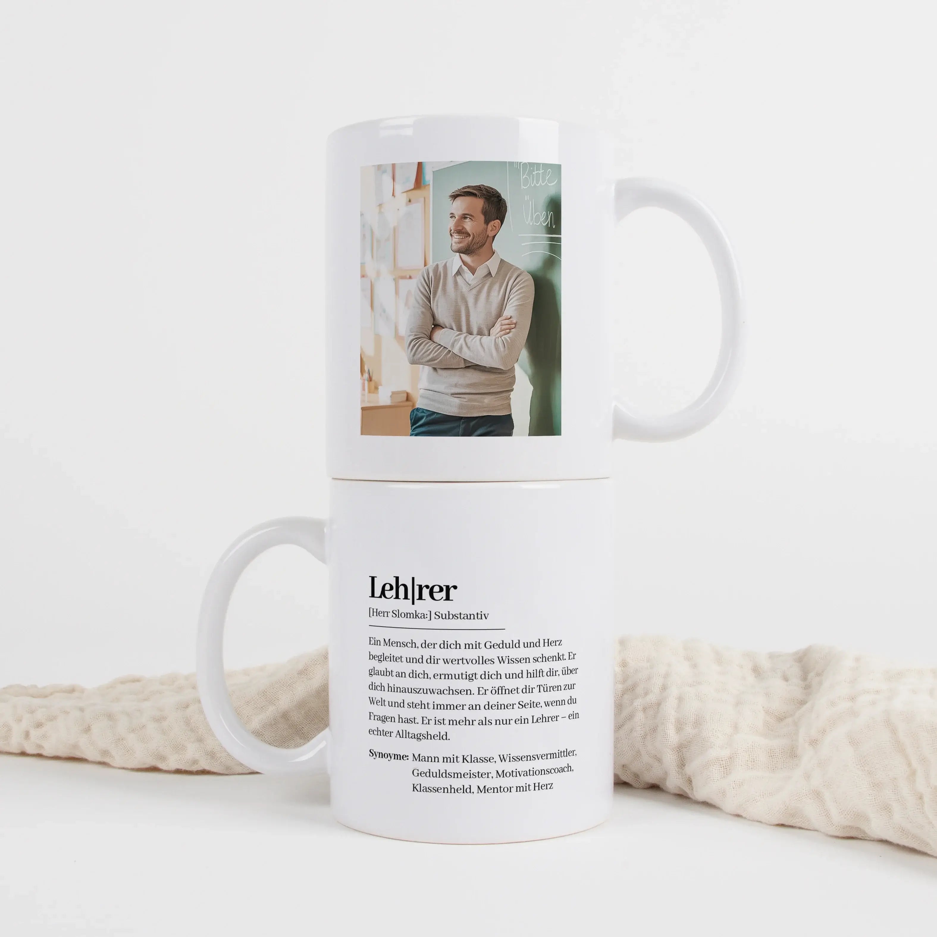 Tasse Definition Lehrer-Keramik Tasse-famprints-Tasse Definition Lehrer – ein persönliches Geschenk, das von Herzen kommt. Diese Tasse verbindet eine liebevolle Definition im Duden Stil mit deiner eigenen Note und macht daraus ein Geschenk, das im Schulal