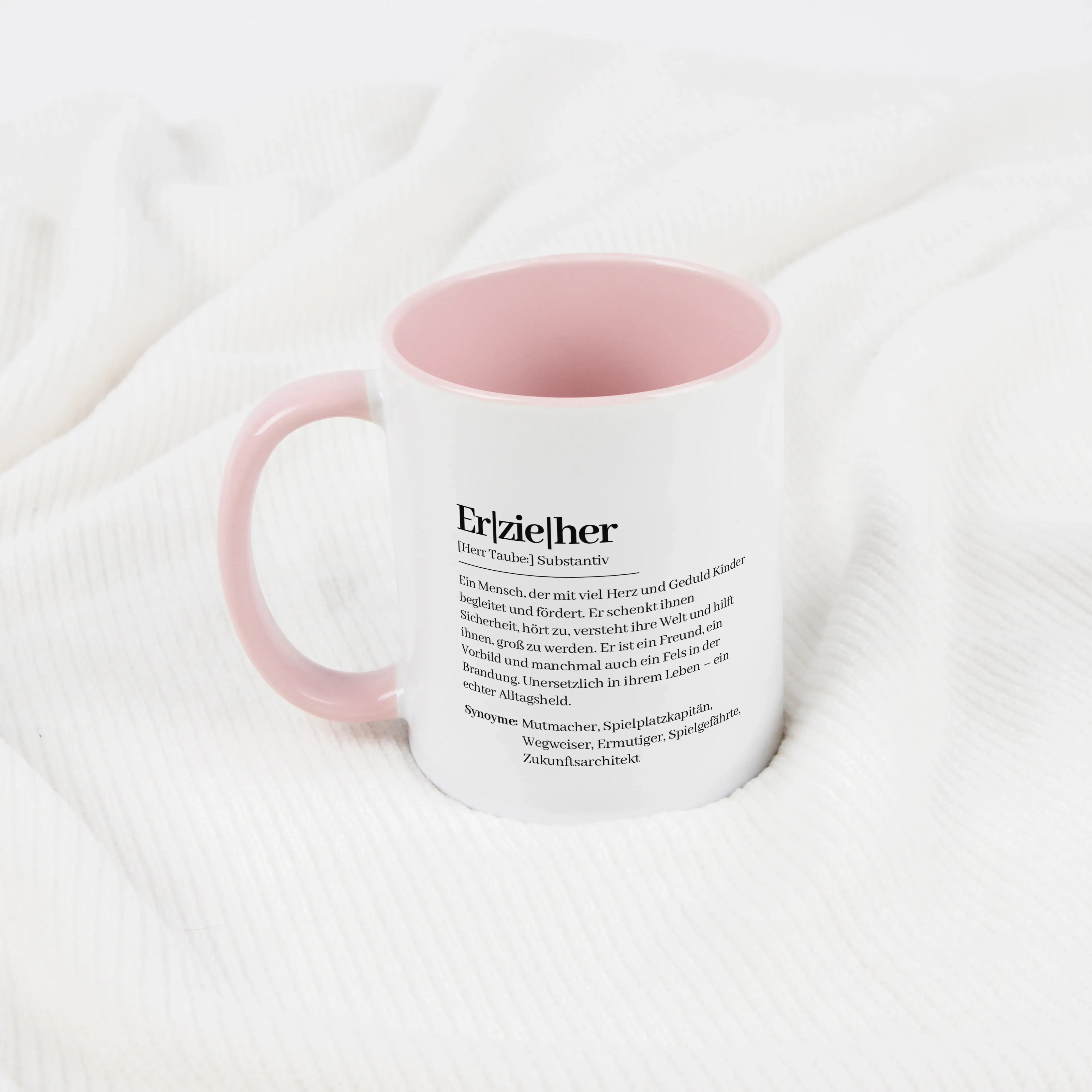 Tasse Definition Erzieher-Keramik Tasse-famprints-Mit der Tasse Definition Erzieher schenkst du nicht einfach nur eine Tasse, sondern eine persönliche Erinnerung mit Bedeutung. Das Design im liebevollen Duden Stil beschreibt, was einen Erzieher im Alltag