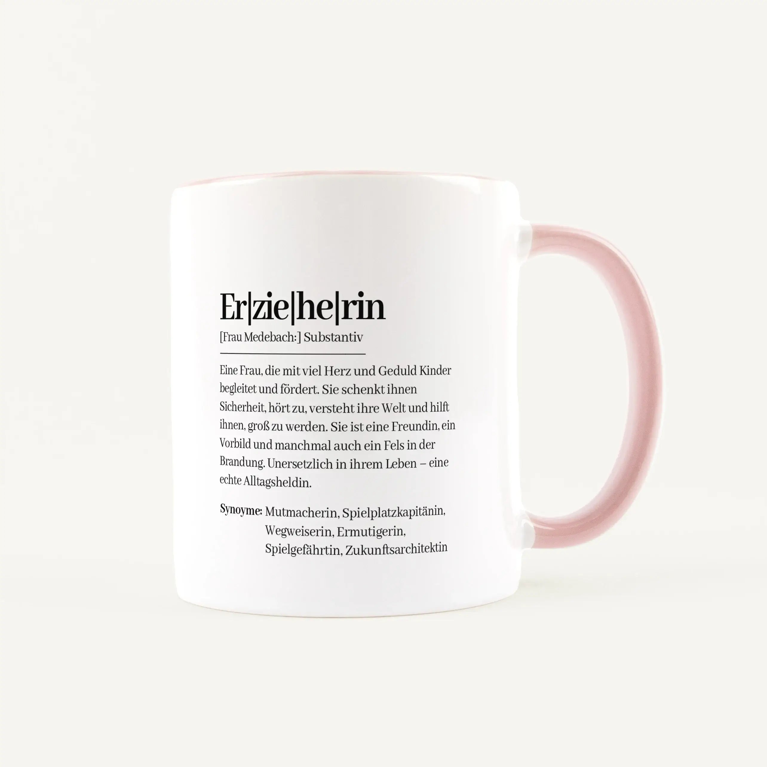 Tasse Definition Erzieherin-Keramik Tasse-famprints-Die Tasse Definition Erzieherin von famprints ist mehr als nur eine schöne Aufmerksamkeit. Sie bringt in liebevollen Worten auf den Punkt, was eine Erzieherin jeden Tag für Kinder bedeutet: begleiten, er