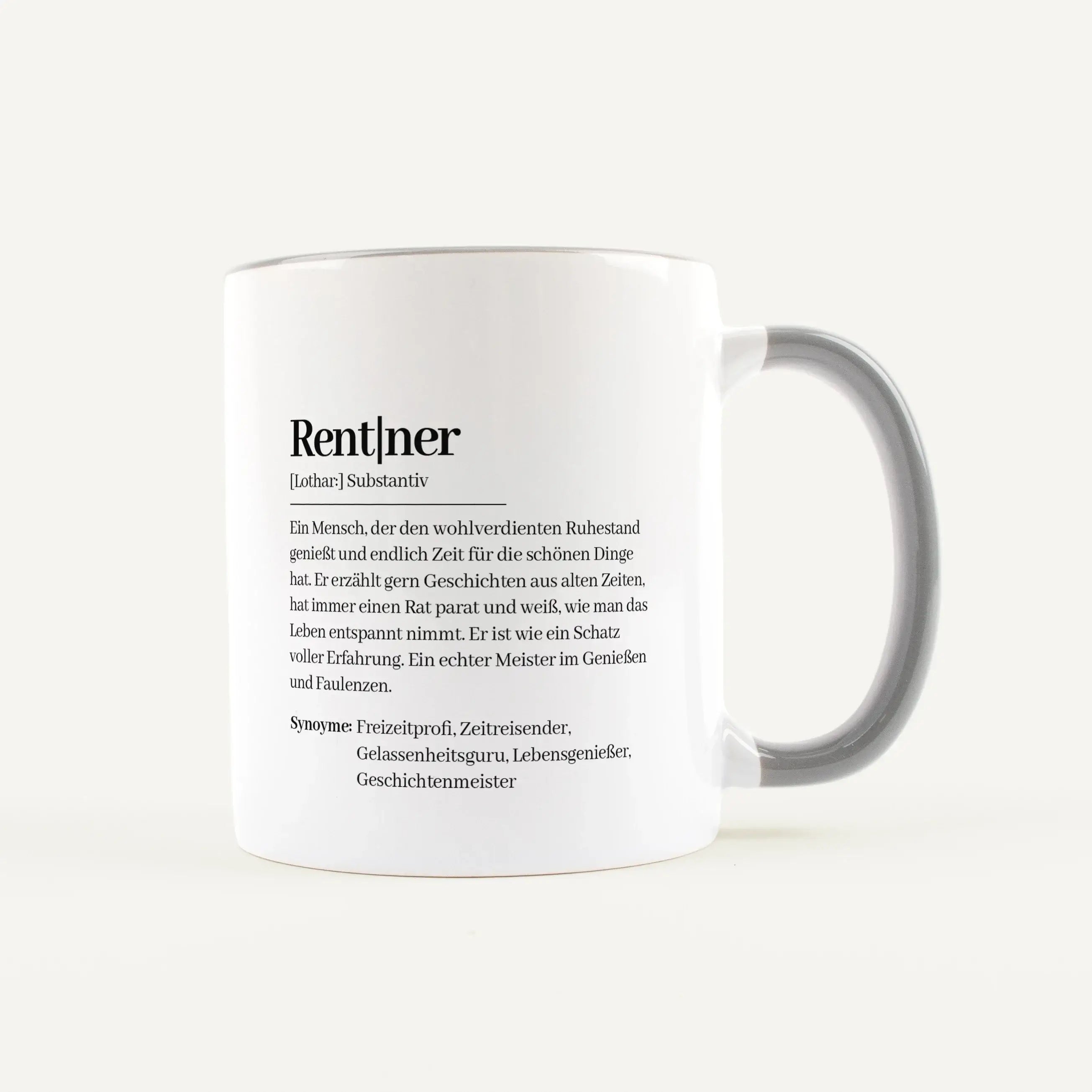 Tasse Definition Rentner-Keramik Tasse-famprints-Die Tasse Definition Rentner ist eine persönliche Geschenkidee für einen besonderen Lebensabschnitt. Die liebevolle Beschreibung im Duden Stil bringt auf den Punkt, was viele mit dem Ruhestand verbinden: me