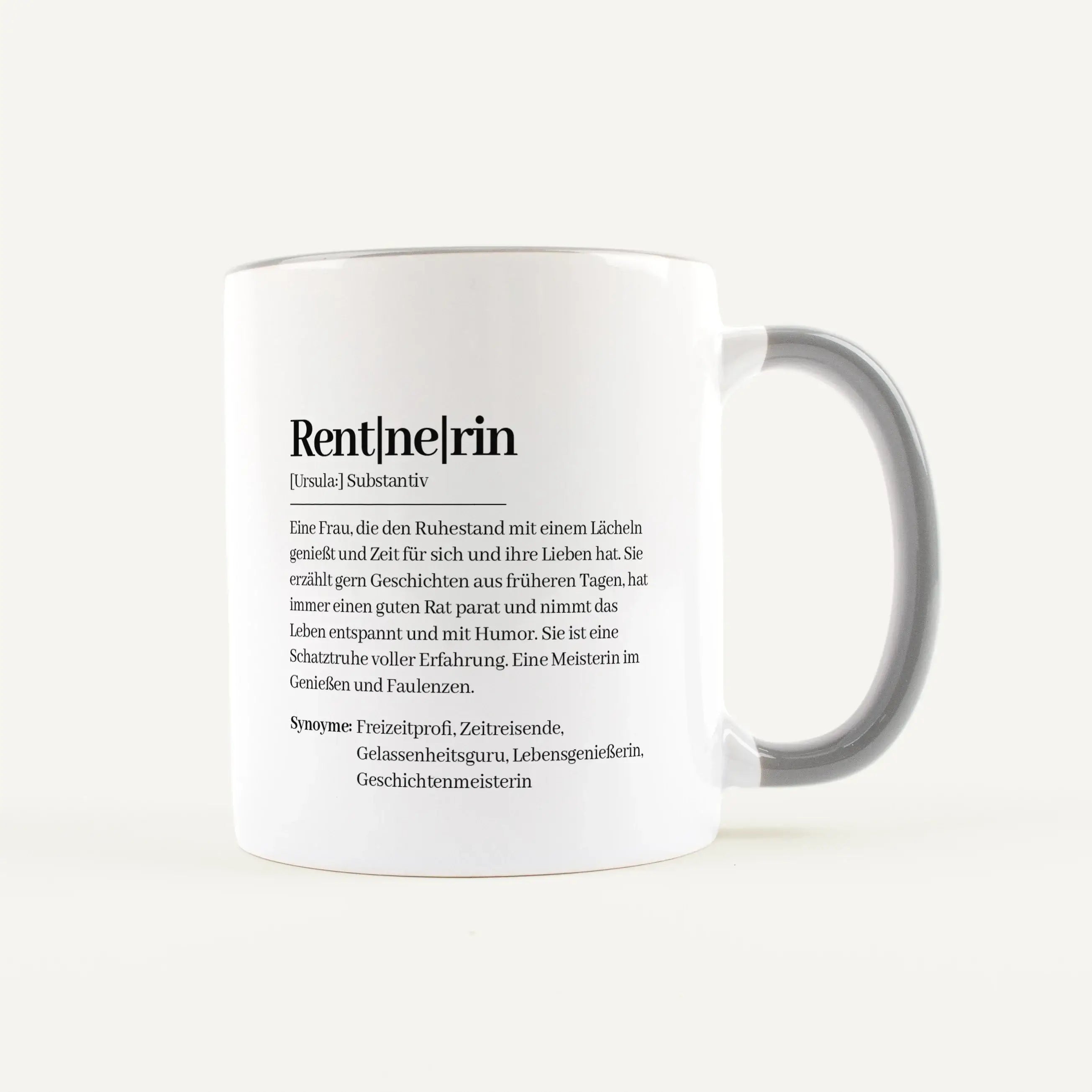 Tasse Definition Rentnerin-Keramik Tasse-famprints-Die Tasse Definition Rentnerin ist mehr als nur eine schöne Tasse, sie ist eine persönliche Erinnerung an einen neuen Lebensabschnitt. Das liebevolle Design im Duden Stil beschreibt eine Rentnerin auf cha