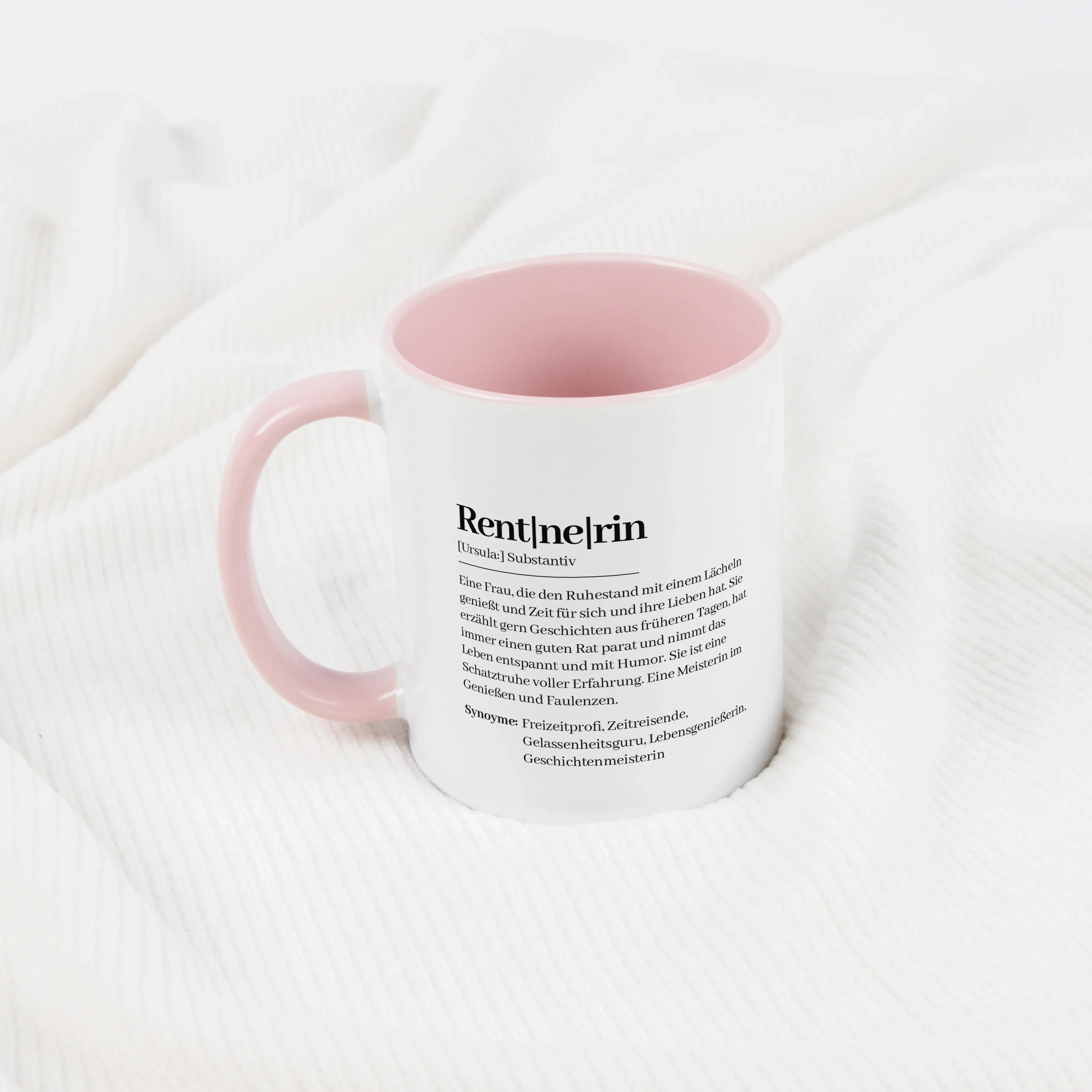 Tasse Definition Rentnerin-Keramik Tasse-famprints-Die Tasse Definition Rentnerin ist mehr als nur eine schöne Tasse, sie ist eine persönliche Erinnerung an einen neuen Lebensabschnitt. Das liebevolle Design im Duden Stil beschreibt eine Rentnerin auf cha