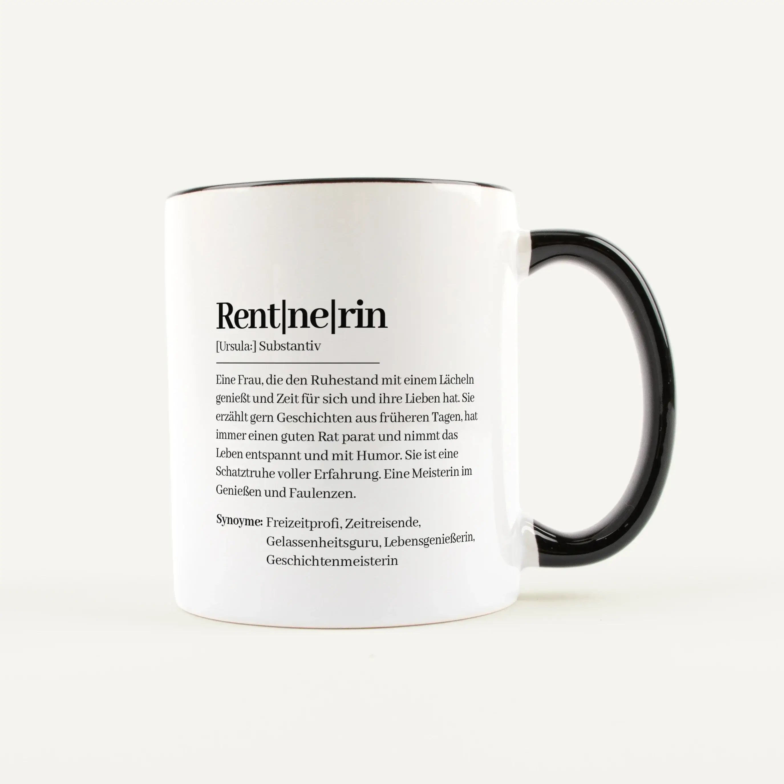 Tasse Definition Rentnerin-Keramik Tasse-famprints-Die Tasse Definition Rentnerin ist mehr als nur eine schöne Tasse, sie ist eine persönliche Erinnerung an einen neuen Lebensabschnitt. Das liebevolle Design im Duden Stil beschreibt eine Rentnerin auf cha