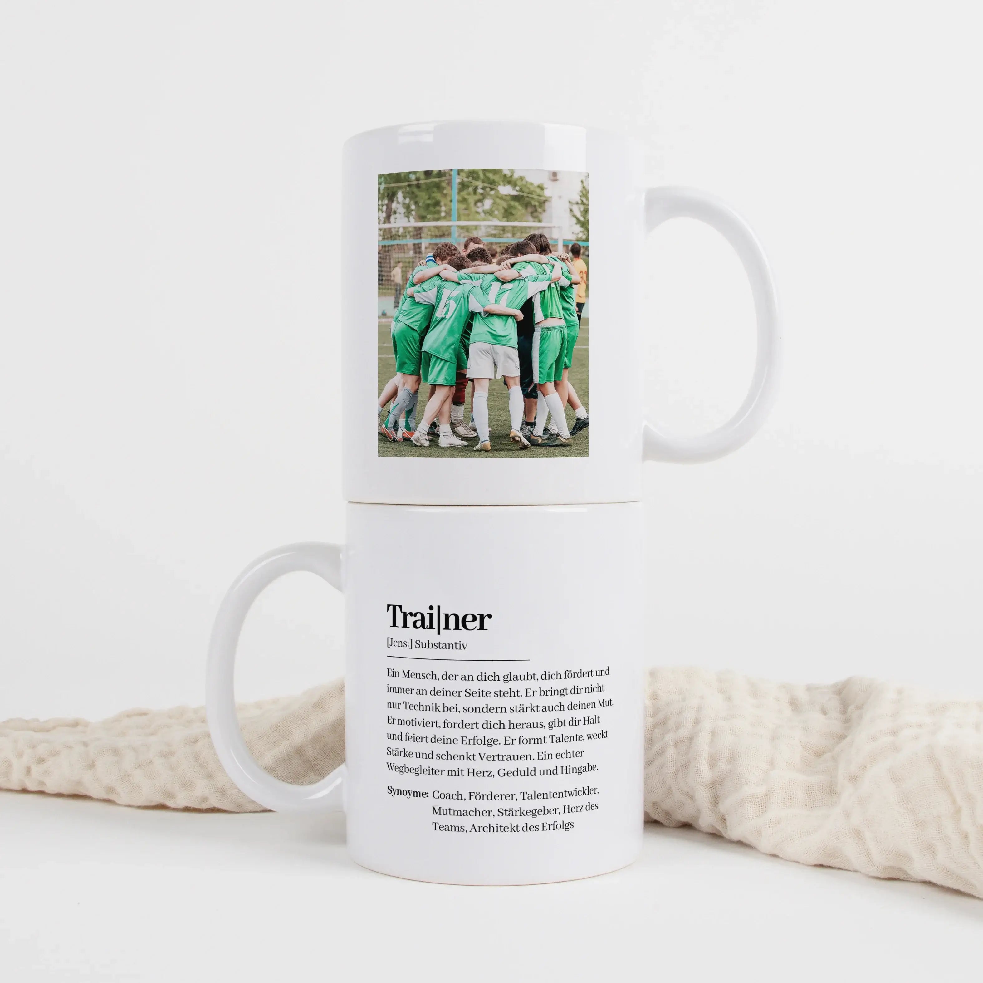 Tasse Definition Trainer-Keramik Tasse-famprints-Die Tasse Definition Trainer von famprints ist eine persönliche Geschenkidee für Menschen, die mehr sind als nur Ansprechperson am Spielfeldrand. Die liebevolle Definition im Duden Stil beschreibt, was eine