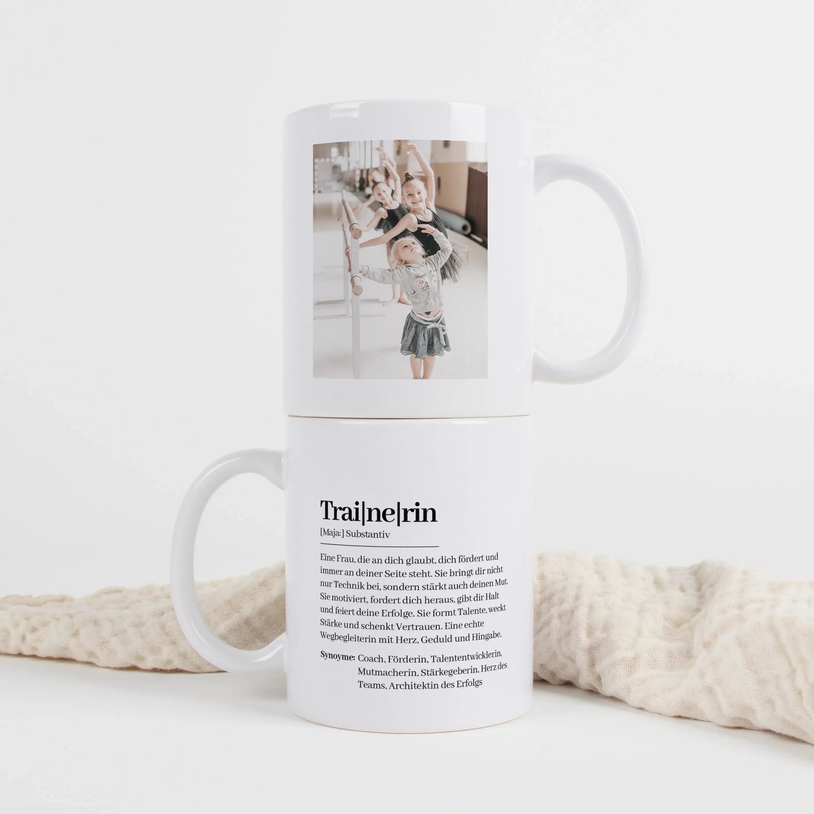 Tasse Definition Trainerin-Keramik Tasse-famprints-Die Tasse Definition Trainerin ist eine liebevolle Geschenkidee für einen Menschen, der fördert, motiviert und immer an andere glaubt. Das Design im Duden Stil macht aus einer einfachen Tasse eine persönl