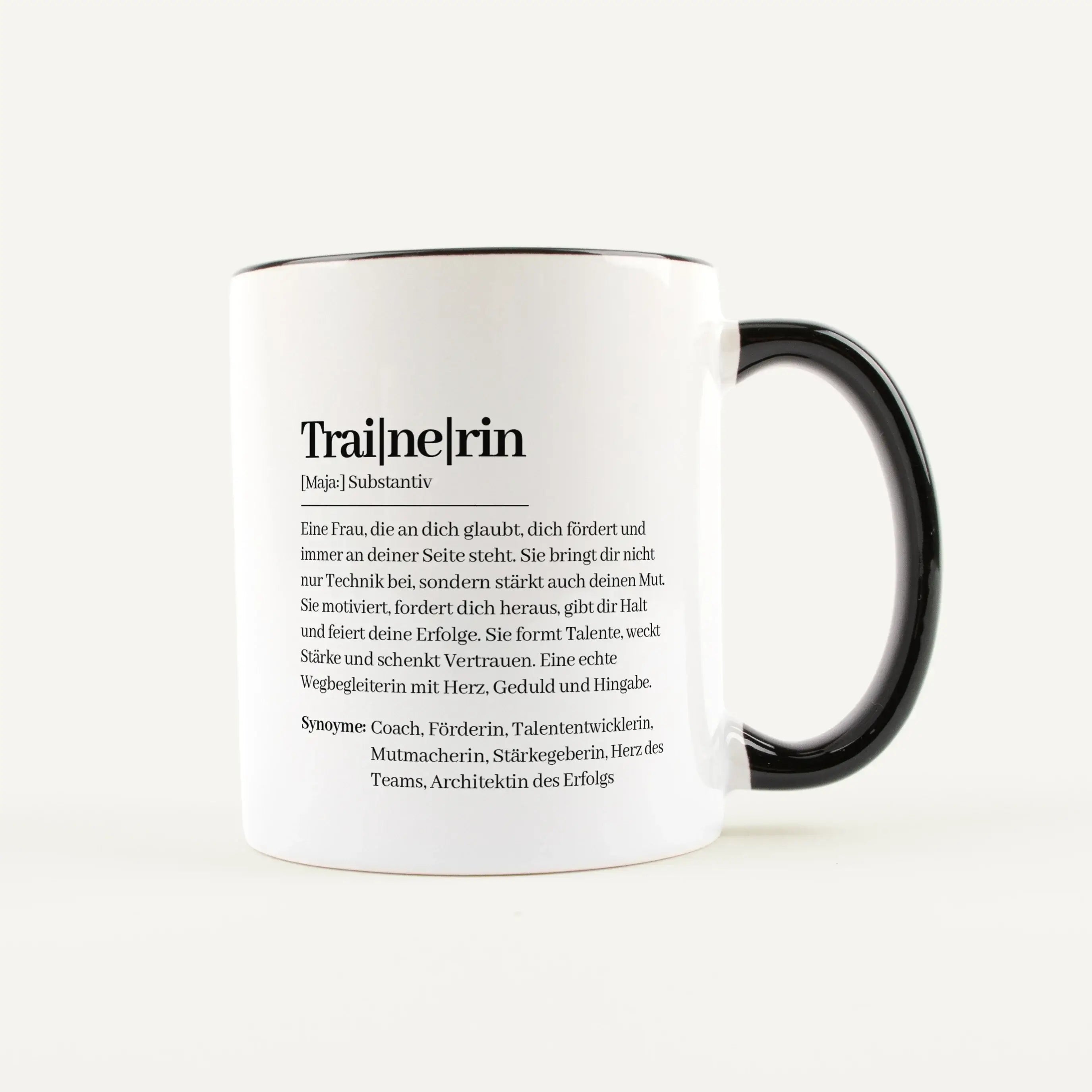 Tasse Definition Trainerin-Keramik Tasse-famprints-Die Tasse Definition Trainerin ist eine liebevolle Geschenkidee für einen Menschen, der fördert, motiviert und immer an andere glaubt. Das Design im Duden Stil macht aus einer einfachen Tasse eine persönl