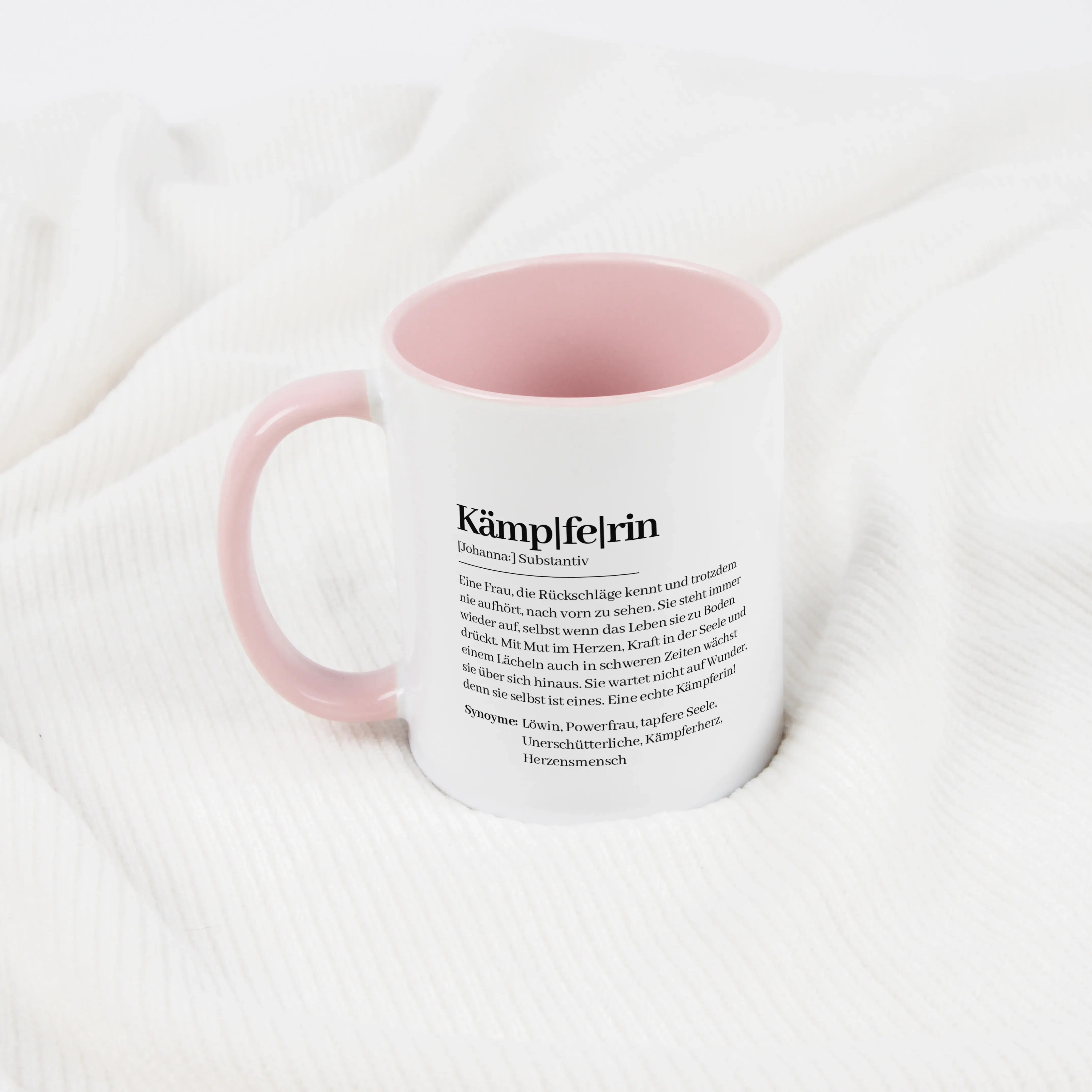 Tasse Definition Kämpferin-Keramik Tasse-famprints-Die Tasse Definition Kämpferin ist eine liebevolle Mutmacher Tasse für Frauen, die im Alltag viel tragen und trotzdem nie aufgeben. Das Design im Duden Stil verbindet starke Worte mit echter Bedeutung und