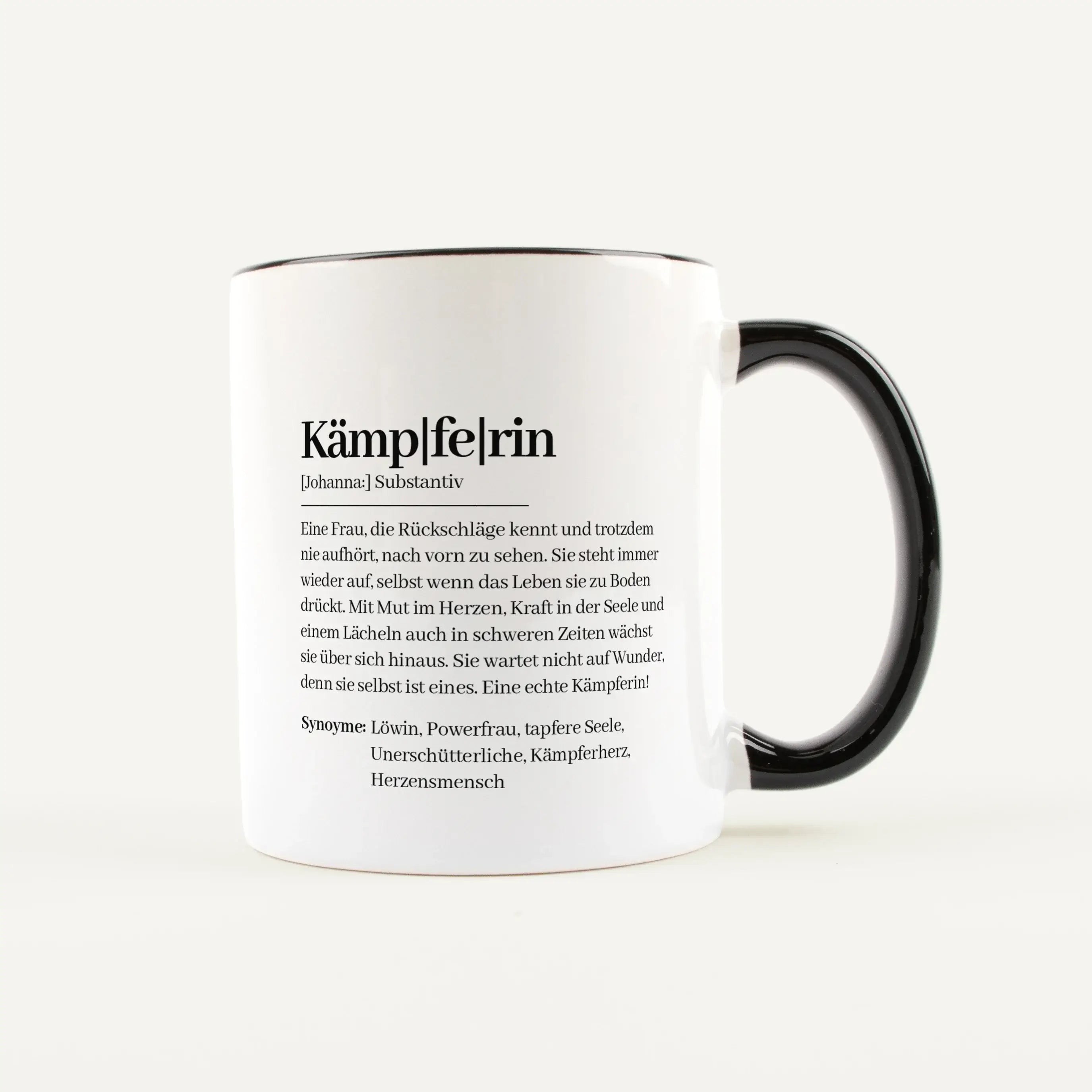 Tasse Definition Kämpferin-Keramik Tasse-famprints-Die Tasse Definition Kämpferin ist eine liebevolle Mutmacher Tasse für Frauen, die im Alltag viel tragen und trotzdem nie aufgeben. Das Design im Duden Stil verbindet starke Worte mit echter Bedeutung und