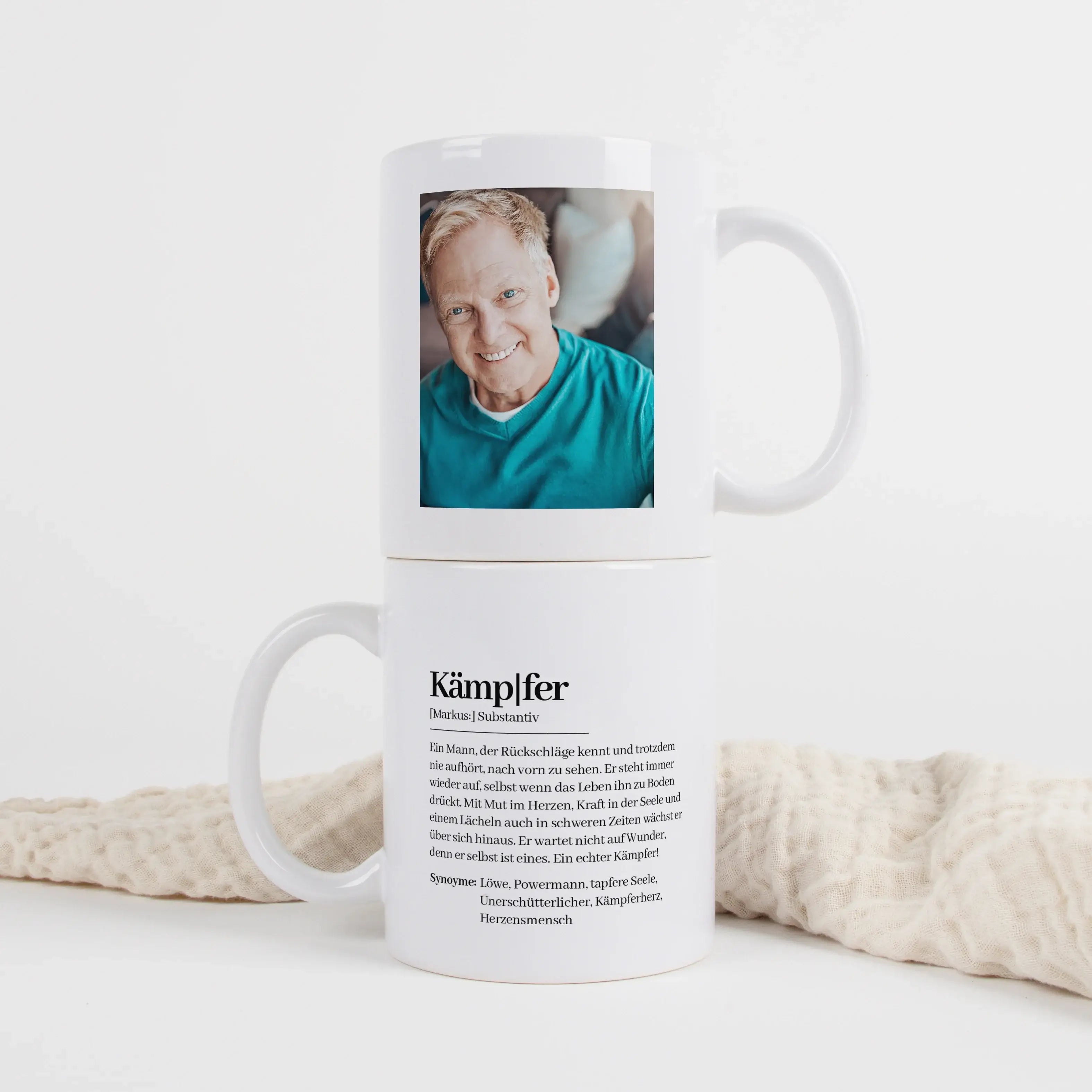Tasse Definition Kämpfer-Keramik Tasse-famprints-Tasse Definition Kämpfer von famprints ist mehr als nur eine personalisierte Tasse – sie ist eine kleine Botschaft für Menschen, die nicht aufgeben. Das Design im liebevollen Duden Stil beschreibt, was eine