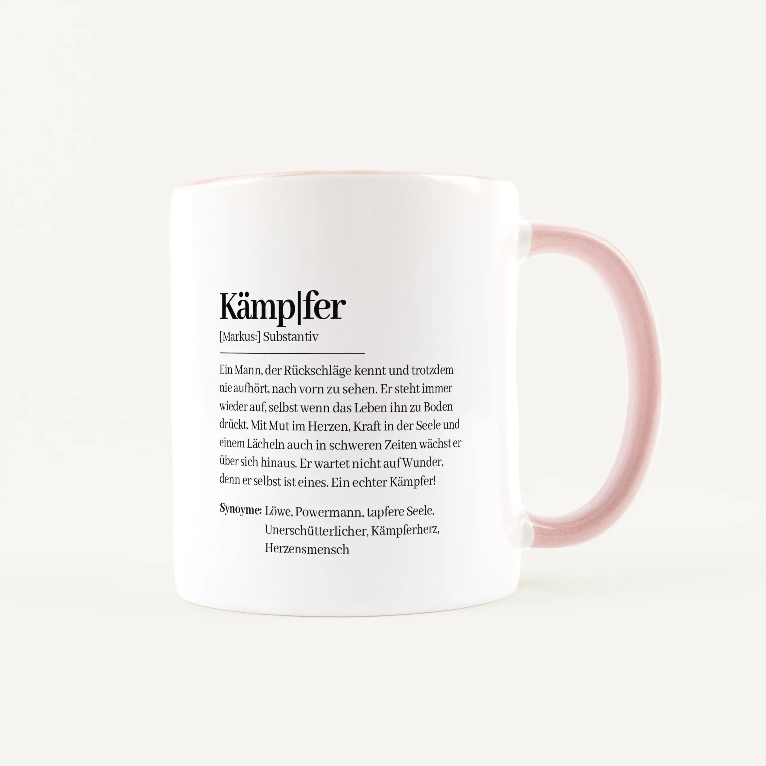 Tasse Definition Kämpfer-Keramik Tasse-famprints-Tasse Definition Kämpfer von famprints ist mehr als nur eine personalisierte Tasse – sie ist eine kleine Botschaft für Menschen, die nicht aufgeben. Das Design im liebevollen Duden Stil beschreibt, was eine