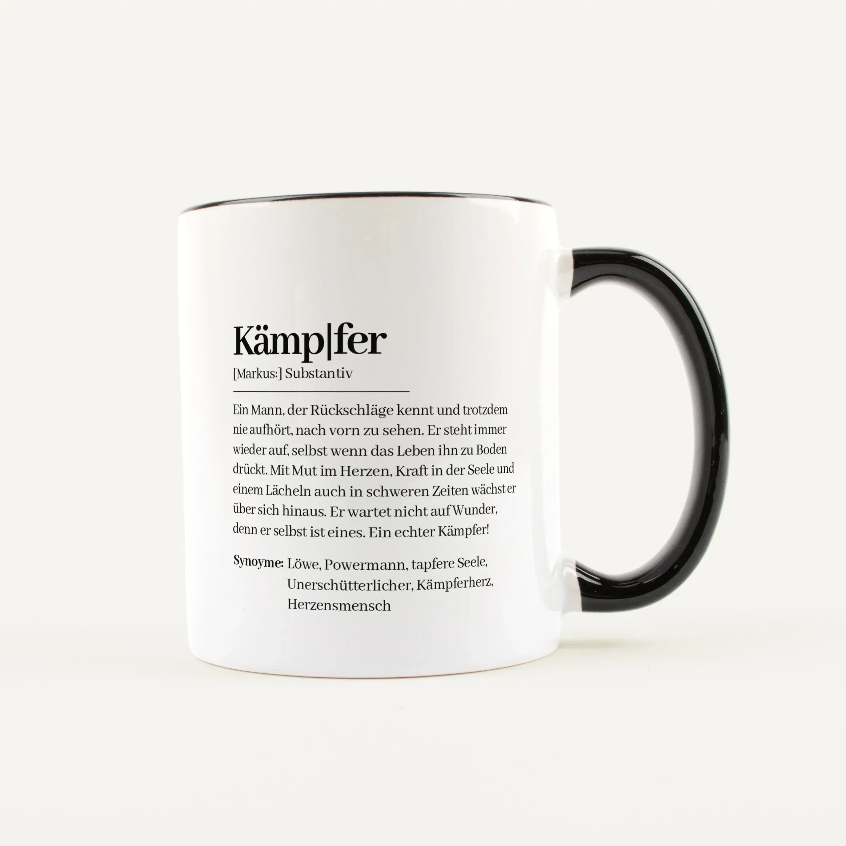 Tasse Definition Kämpfer-Keramik Tasse-famprints-Tasse Definition Kämpfer von famprints ist mehr als nur eine personalisierte Tasse – sie ist eine kleine Botschaft für Menschen, die nicht aufgeben. Das Design im liebevollen Duden Stil beschreibt, was eine