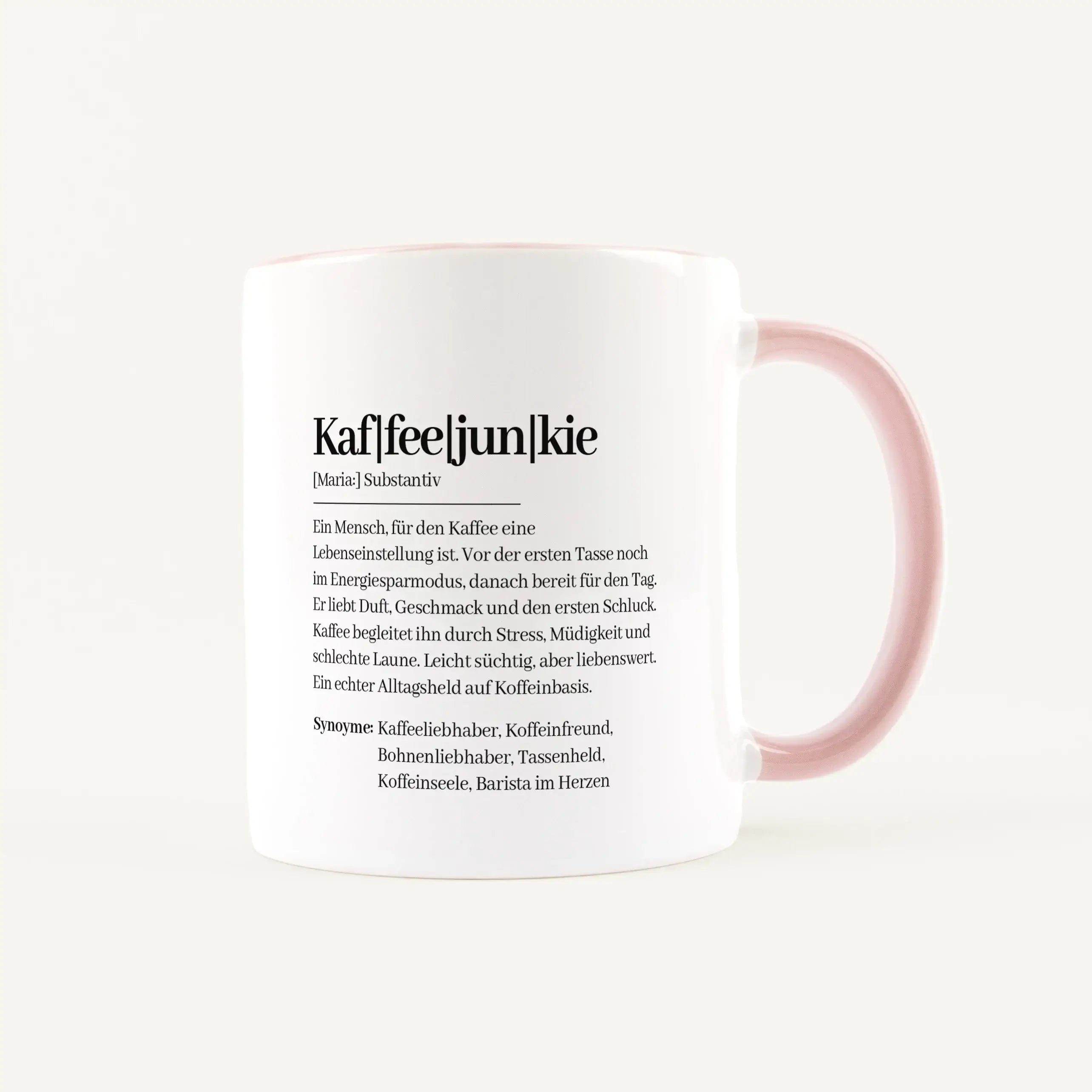 Tasse Definition Kaffeejunkie-Keramik Tasse-famprints-Die Tasse Definition Kaffeejunkie ist für alle, bei denen der erste Kaffee mehr ist als nur ein Getränk. Der Duden Stil macht aus einem kleinen Alltagsmoment eine persönliche Botschaft mit Augenzwinker