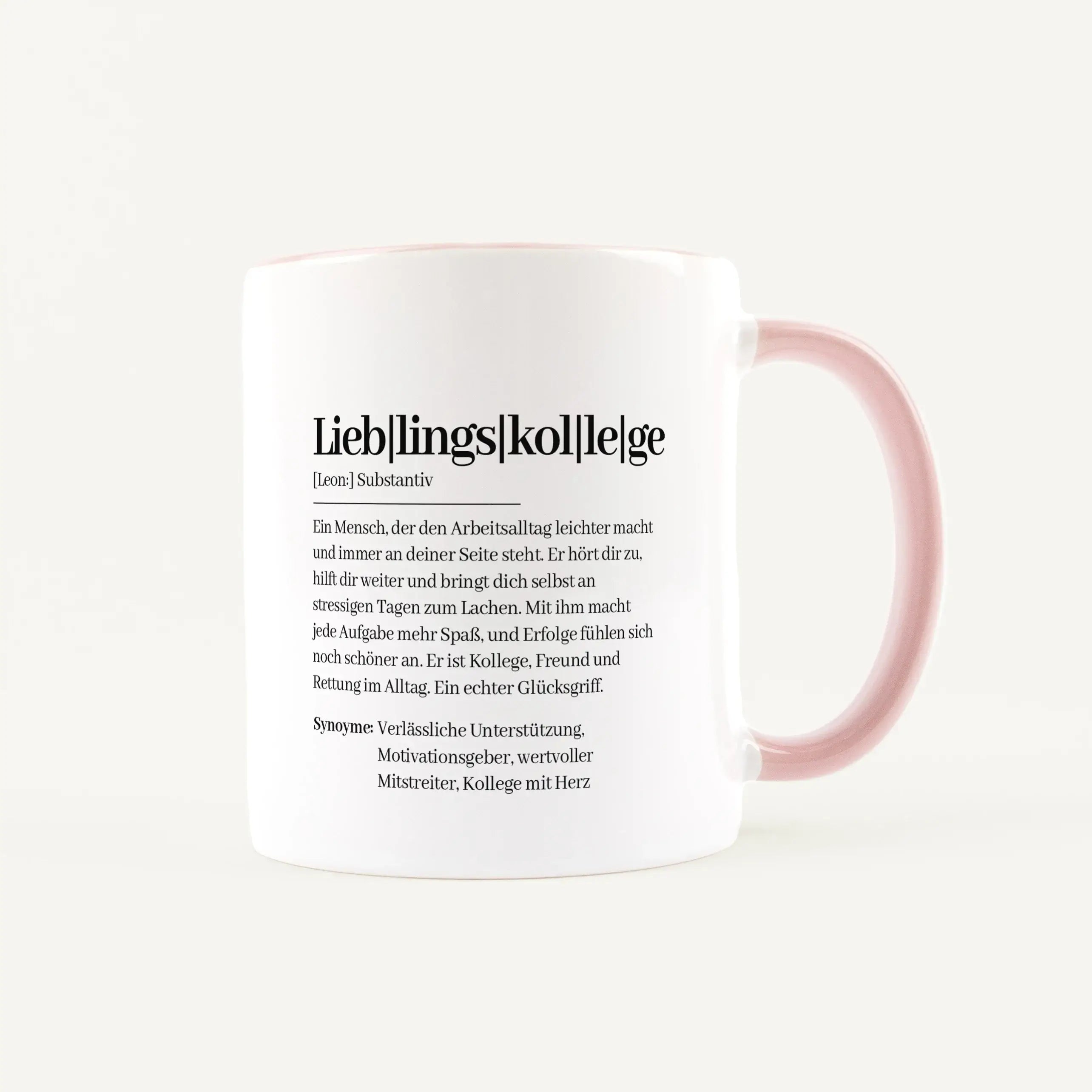 Tasse Definition Lieblingskollege-Keramik Tasse-famprints-Die Tasse Definition Lieblingskollege ist eine persönliche Geschenkidee für den Büroalltag, die Wertschätzung auf eine ehrliche und charmante Art zeigt. Im Duden Stil gestaltet, beschreibt sie den