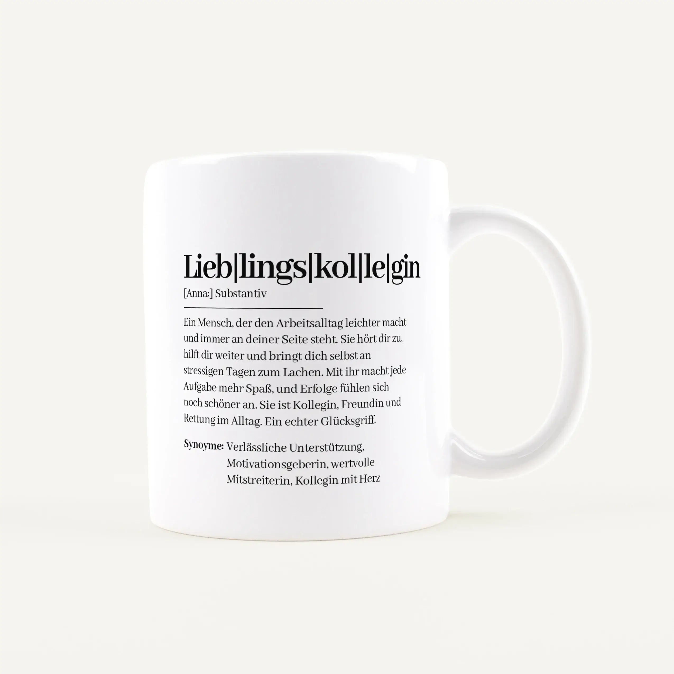 Tasse Definition Lieblingskollegin-Keramik Tasse-famprints-Die Tasse Definition Lieblingskollegin ist eine persönliche Geschenkidee für einen Menschen, der den Arbeitsalltag einfach schöner macht. Das Design im Duden Stil sagt mit liebevollen Worten genau