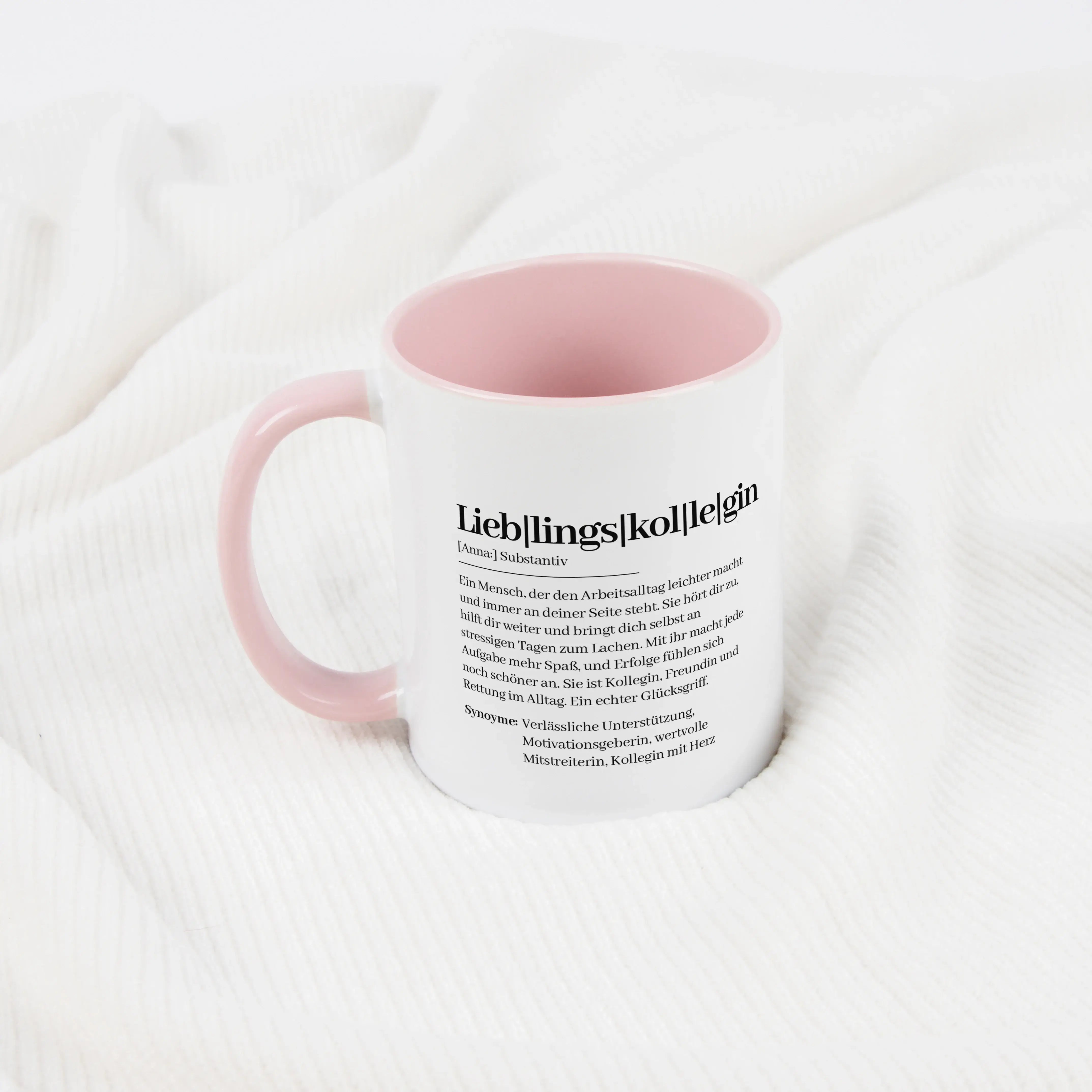 Tasse Definition Lieblingskollegin-Keramik Tasse-famprints-Die Tasse Definition Lieblingskollegin ist eine persönliche Geschenkidee für einen Menschen, der den Arbeitsalltag einfach schöner macht. Das Design im Duden Stil sagt mit liebevollen Worten genau