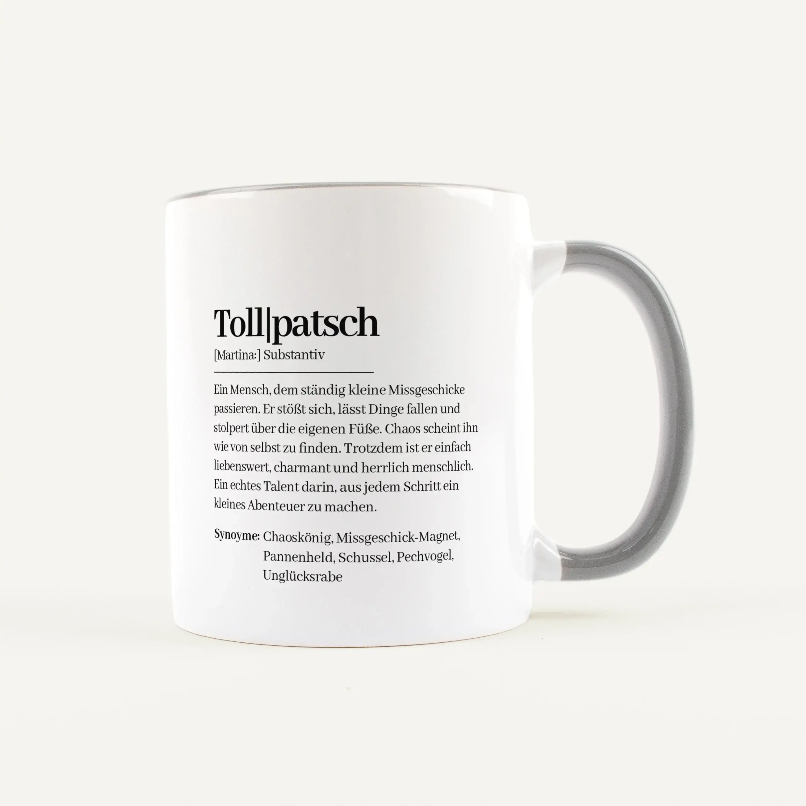 Tasse Definition Tollpatsch-Keramik Tasse-Keramik Tasse-Die Tasse Definition Tollpatsch ist eine liebevolle und witzige Geschenkidee für Menschen, bei denen im Alltag gern mal etwas daneben geht. Im Stil eines kleinen Wörterbuch Eintrags beschreibt das De