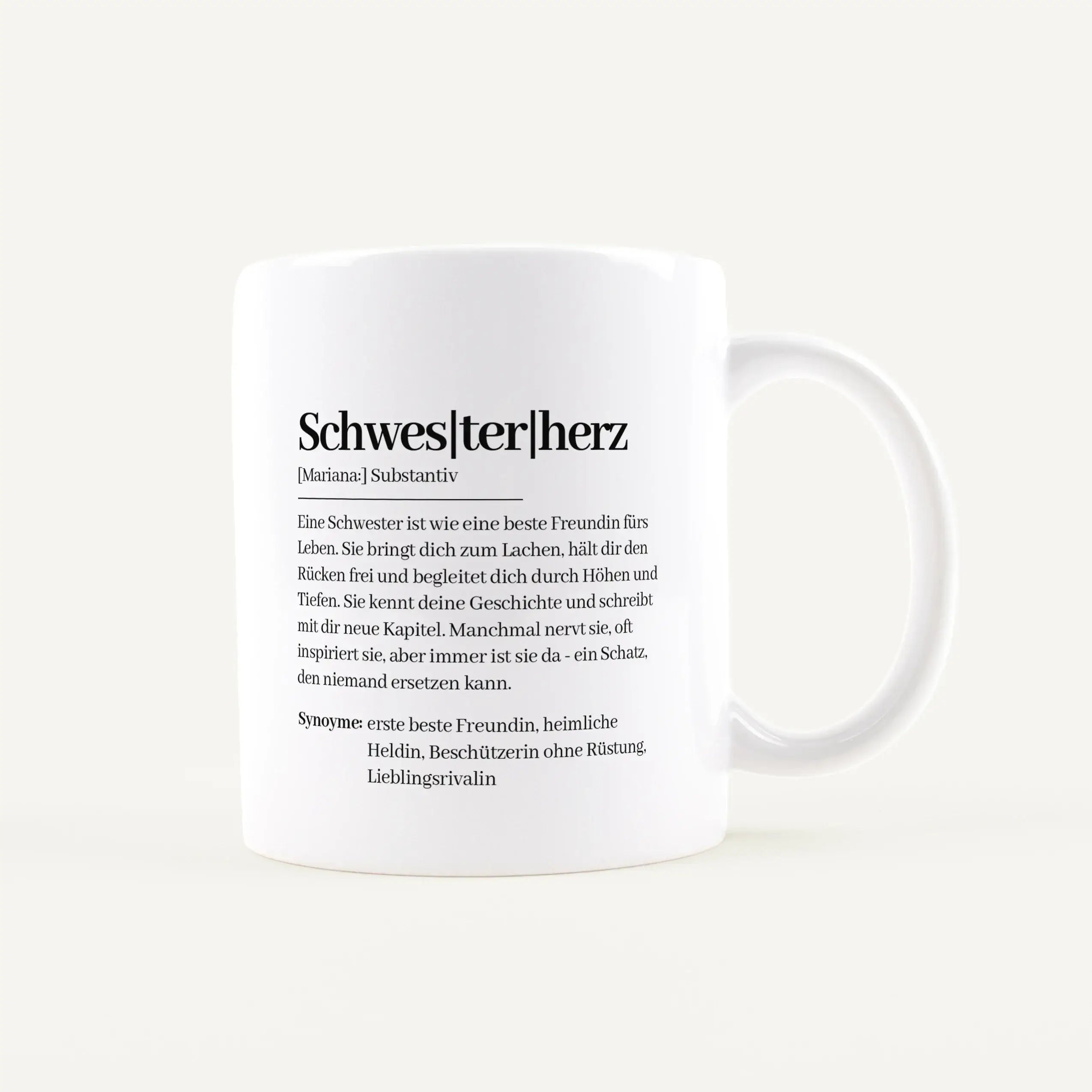 Tasse Definition Schwesterherz-Keramik Tasse-famprints-Diese Tasse Definition Schwesterherz ist mehr als nur eine kleine Aufmerksamkeit im Alltag. Sie verbindet eine liebevolle Definition im Duden Stil mit deiner ganz persönlichen Gestaltung und wird so z